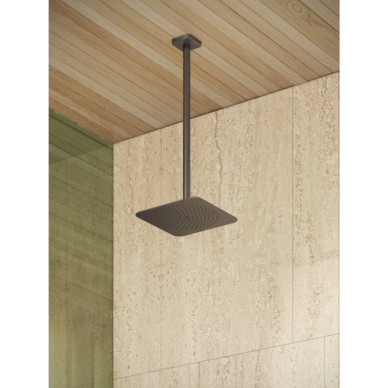 Moderner quadratischer Regenduschkopf mit langem, an der Decke montiertem Arm vor einer beige Steinbadezimmerwand und Holzdecke.