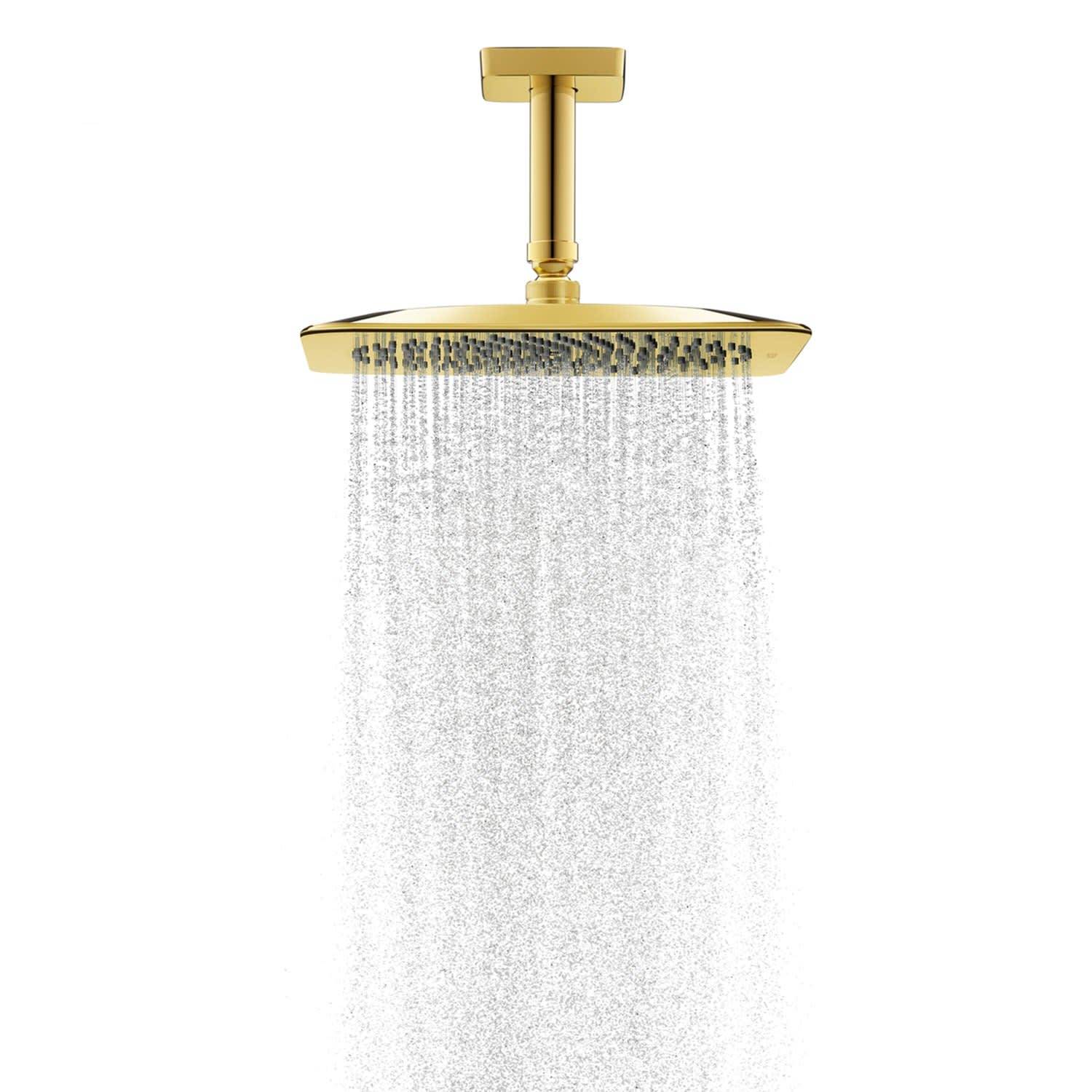 Goldene Regenduschenkopf mit Wasser, das sich nach unten auf weißem Hintergrund ergießt.