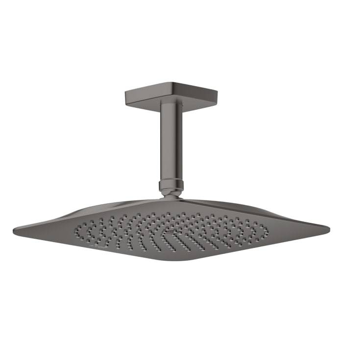 Graue, an der Decke montierte quadratische Regenbrausekopf mit zentraler Abwärtsstange und vielen Sprühdüsen auf weißem Hintergrund