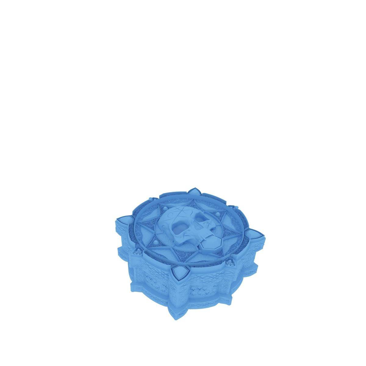 Blaumedaillon mit verziertem Kreismuster oder dekorativem Emblem mit einem Totenkopf-Motiv in der Mitte auf weißem Hintergrund.
