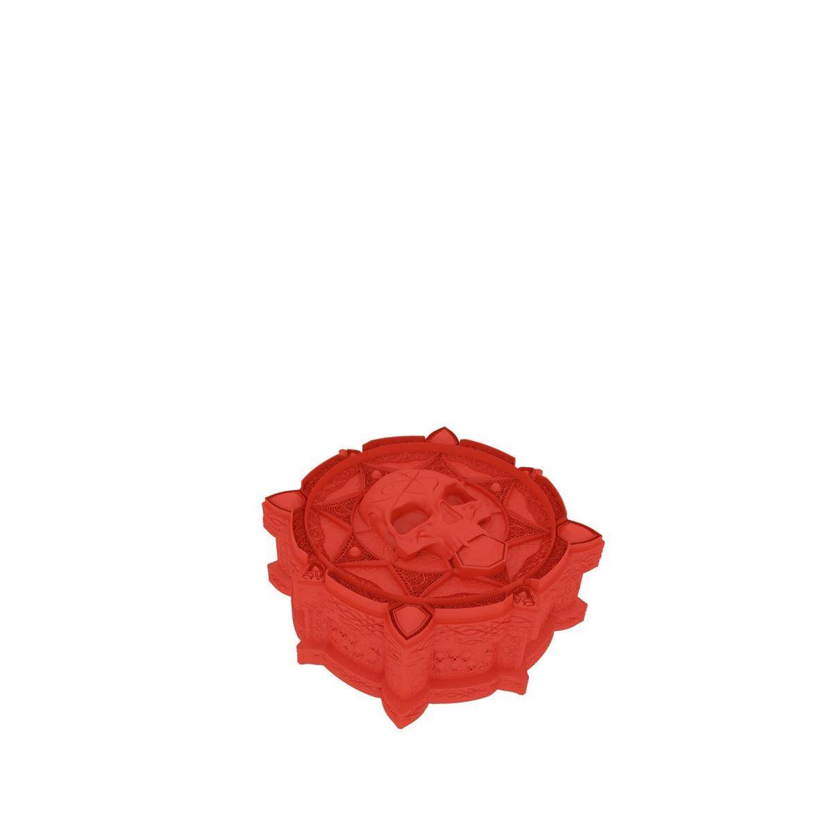 Rotes dekoratives kreisförmiges Emblem mit einem schädelartigen Gesicht und Stern-/Blütenrand, zentriert auf weißem Hintergrund.