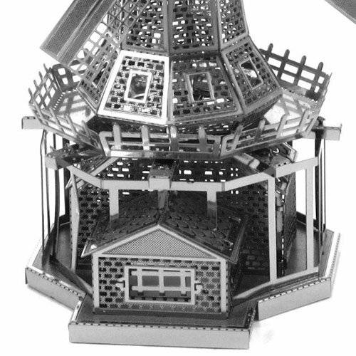 Ein Metallmodell eines kunstvollen mehrseitigen Pavillons oder einer Gartenlaube mit gestaffelten Dächern und Gittergeländern auf weißem Hintergrund.