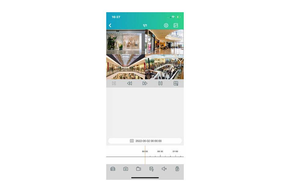 Mobil-App-Bildschirm zeigt eine 4-fach aufgeteilte Überwachungskamera-Ansicht eines Einkaufszentrums-Innenraums mit Wiedergabe-Zeitstrahl und Steuersymbolen darunter.