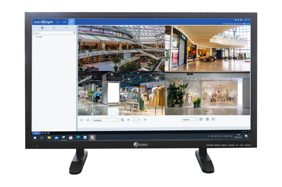 Ein Computermonitor zeigt eine Videoüberwachungs- oder Einzelhandelanalyse-Schnittstelle mit vier Ansichten des Innenraums eines Einkaufszentrums an, einschließlich Gehwegen, Läden und einem hellen Atrium.