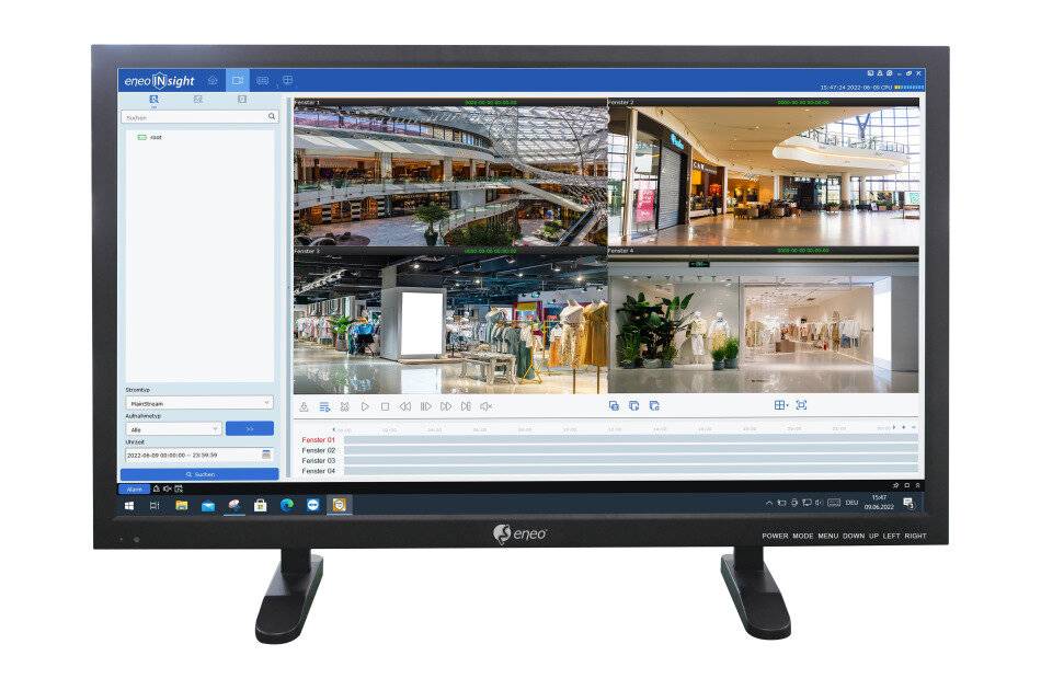 Computermonitor zeigt eine Sicherheitskamera-Überwachungsschnittstelle mit vier Überwachungsansichten eines Einkaufszentrum-Innenbereichs.