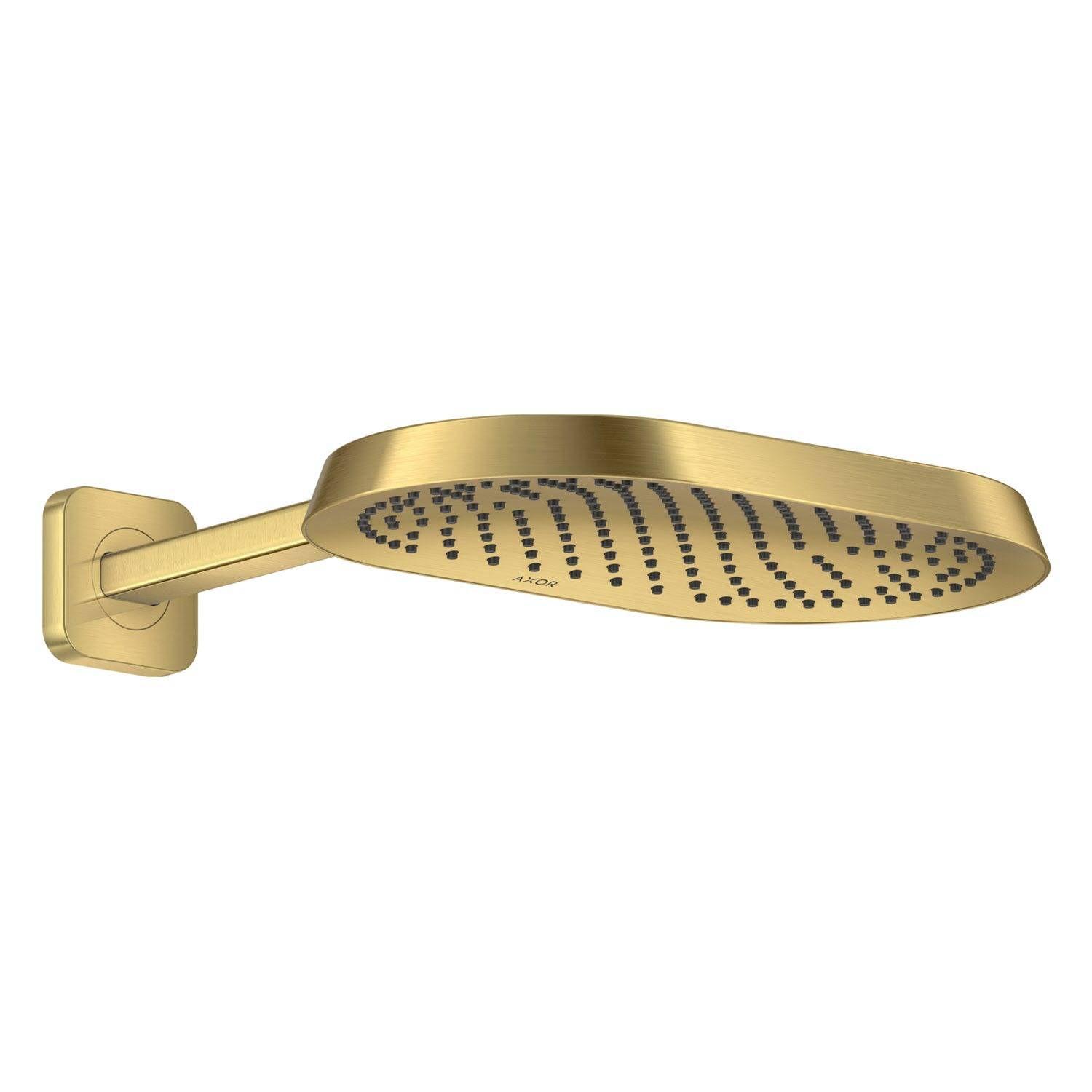 Goldene wandmontierte Duschkopf mit breitem ovalem Sprühgesicht und verstellbarem Arm, isoliert auf weißem Hintergrund dargestellt.