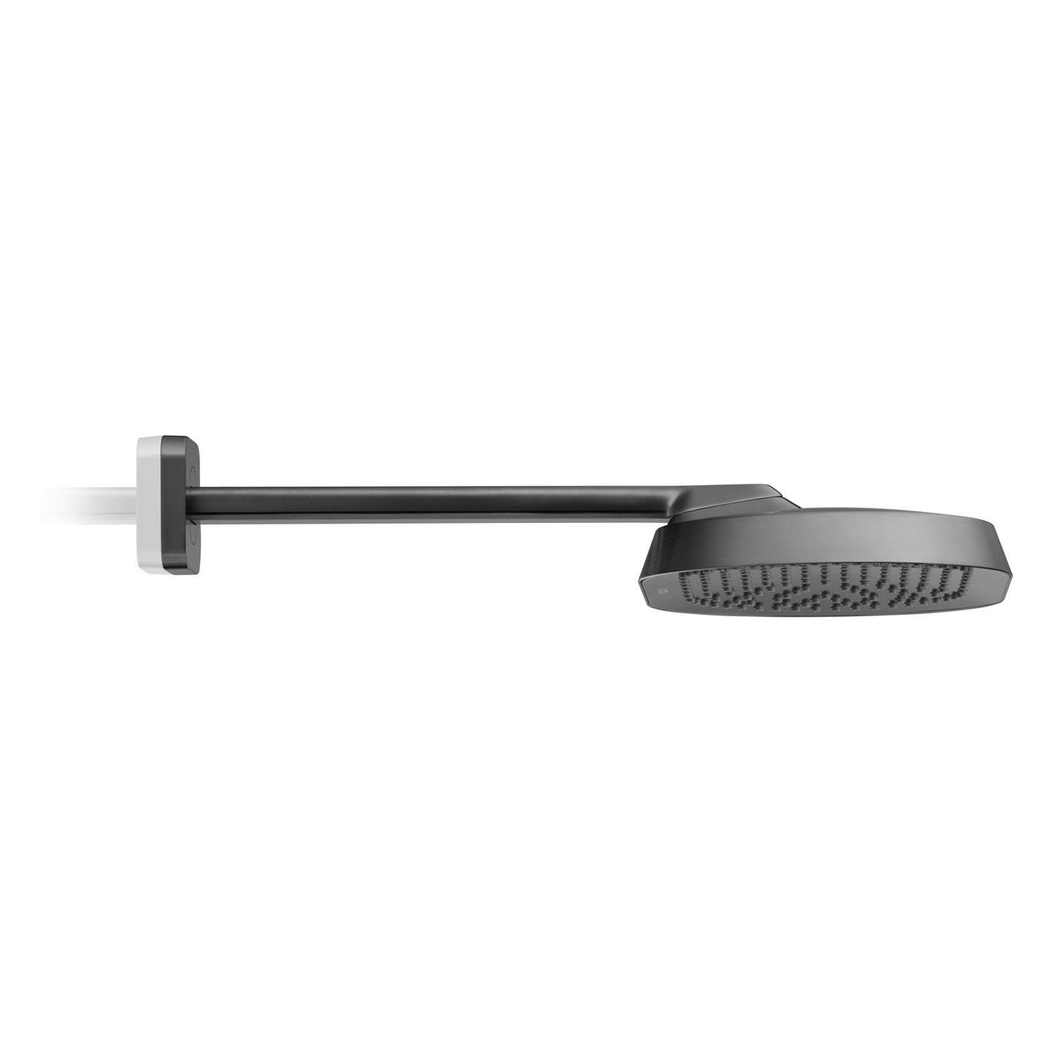 Schwarz an der Wand montierter Duschkopf mit langem Arm, in Seitenansicht auf weißem Hintergrund dargestellt.