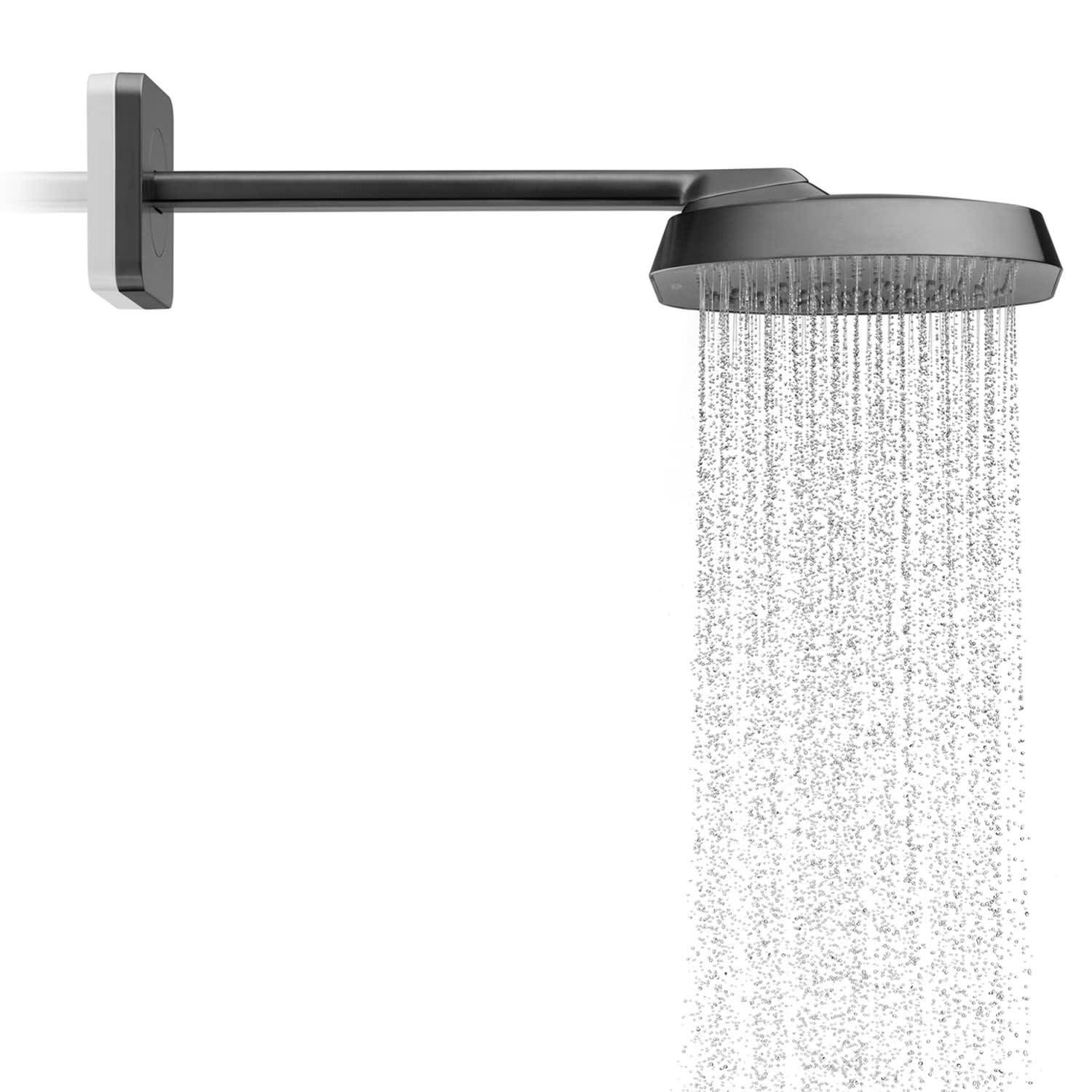 Moderner schwarzer, wandmontierter Duschkopf, der Wasser auf weißem Hintergrund sprüht.