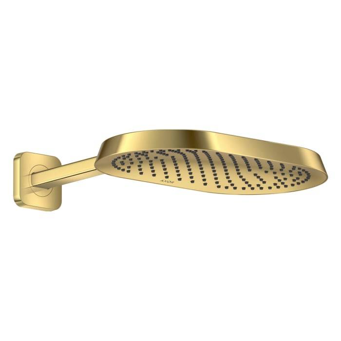 Goldene, an der Wand montierte Regenduschkopf auf einem Arm, in Seitenansicht vor weißem Hintergrund dargestellt.