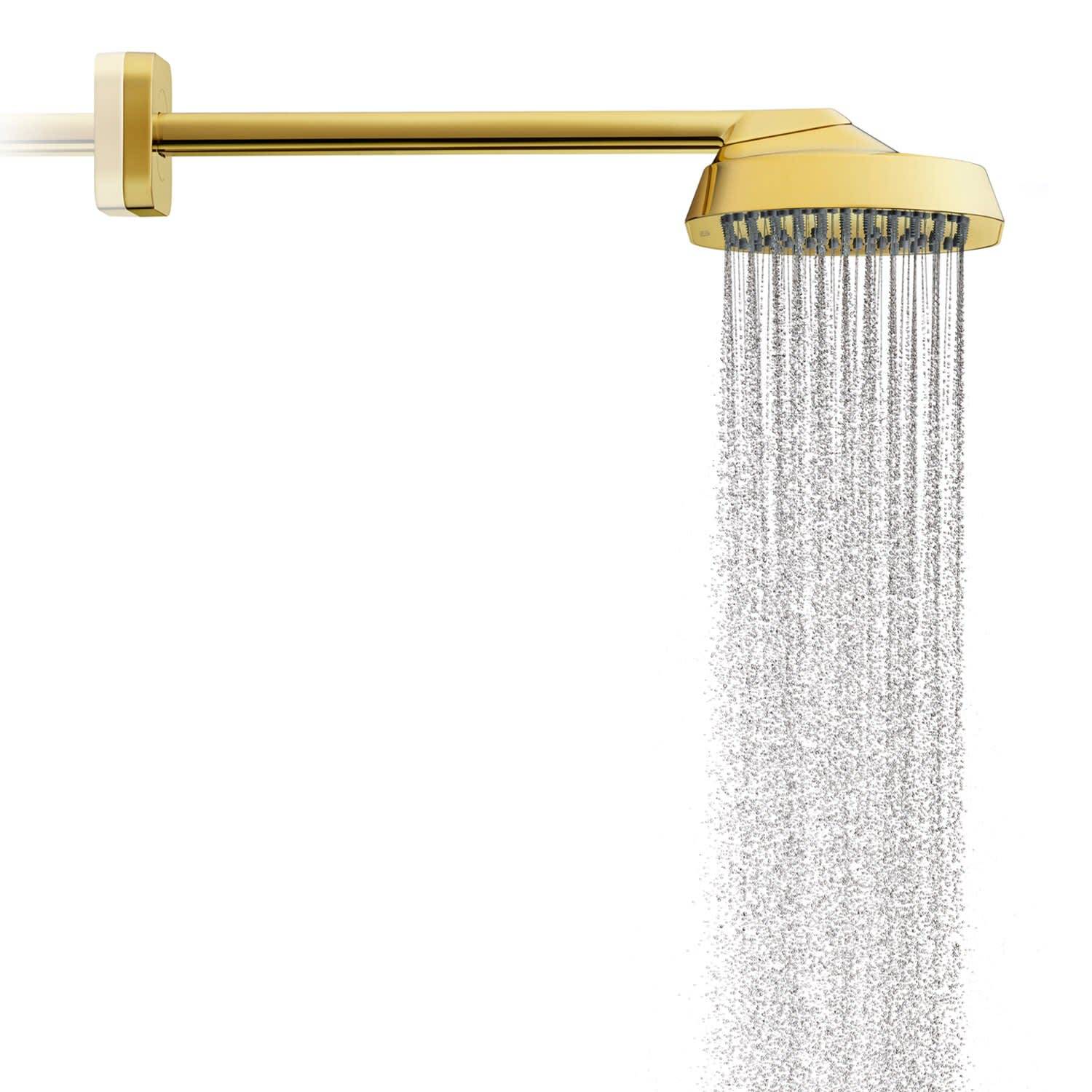 Goldener Duschkopf auf einem horizontalen Arm montiert, der Wasser nach unten gegen einen weißen Hintergrund sprüht.