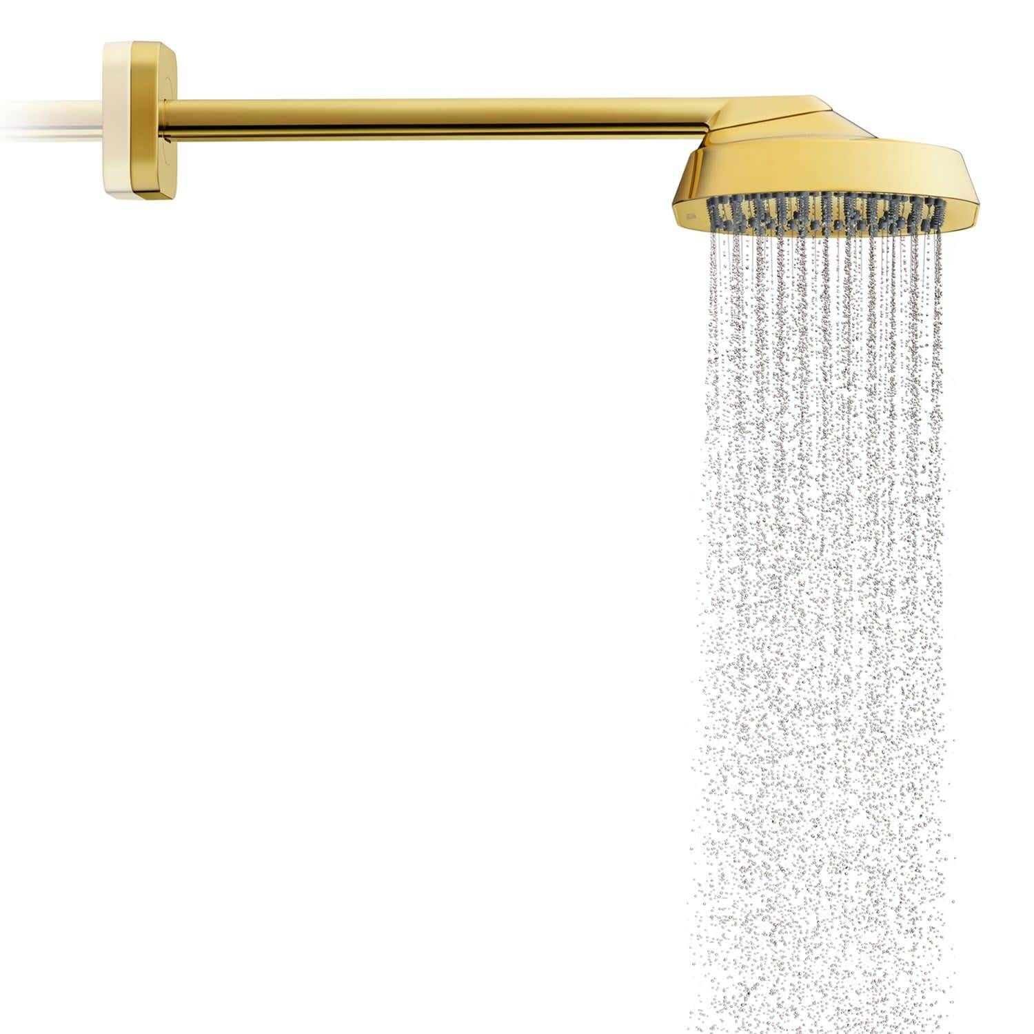 Goldener Regenbrausekopf mit Wasser, das von einem wandmontierten Arm vor weißem Hintergrund herabströmt.