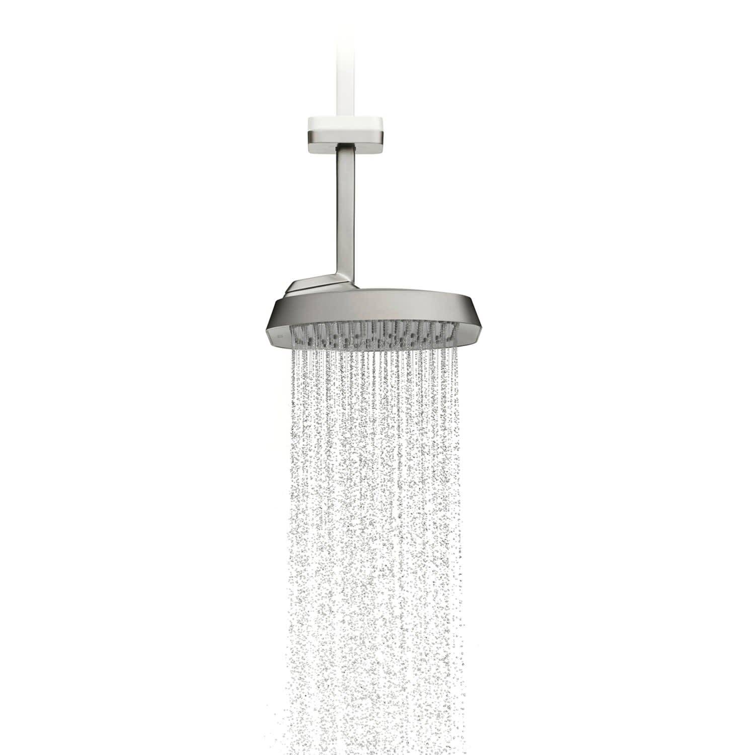 Ein moderner verchromter Regenduschkopf, der von der Decke herunter montiert ist und Wasser gerade nach unten sprüht.
