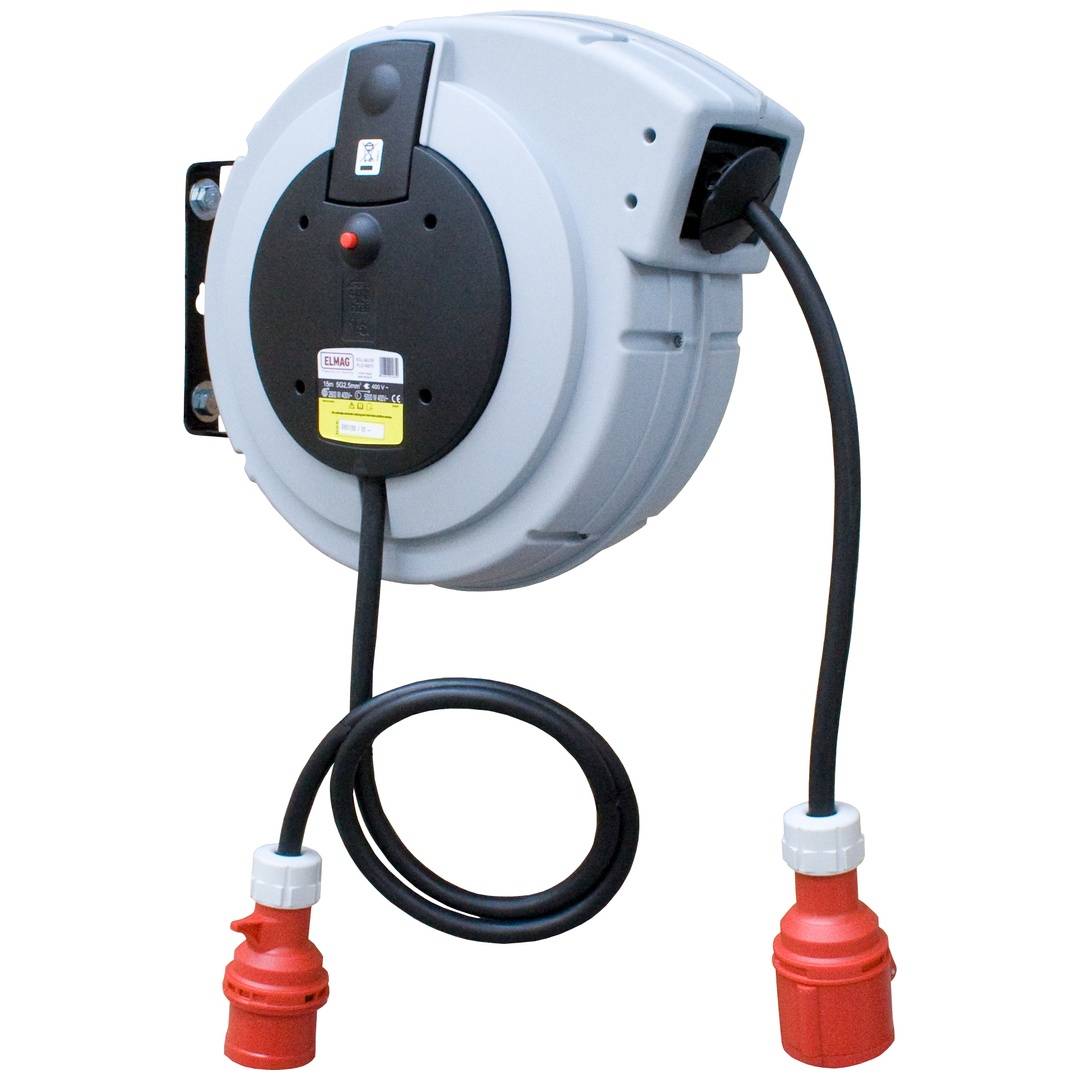 Wandmontierte ausfahrbare Stromkabelrolle mit zwei roten Elektrosteckern und einem aufgerollten schwarzen Kabel auf weißem Hintergrund.