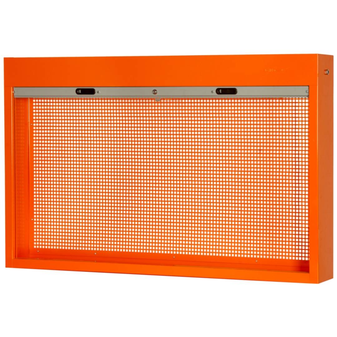 Orange-Metallgitterplatte oder Filtergitterrahmen mit rechteckigem perforiertem Gitter und oberer Befestigungsschiene, isoliert auf weißem Hintergrund.