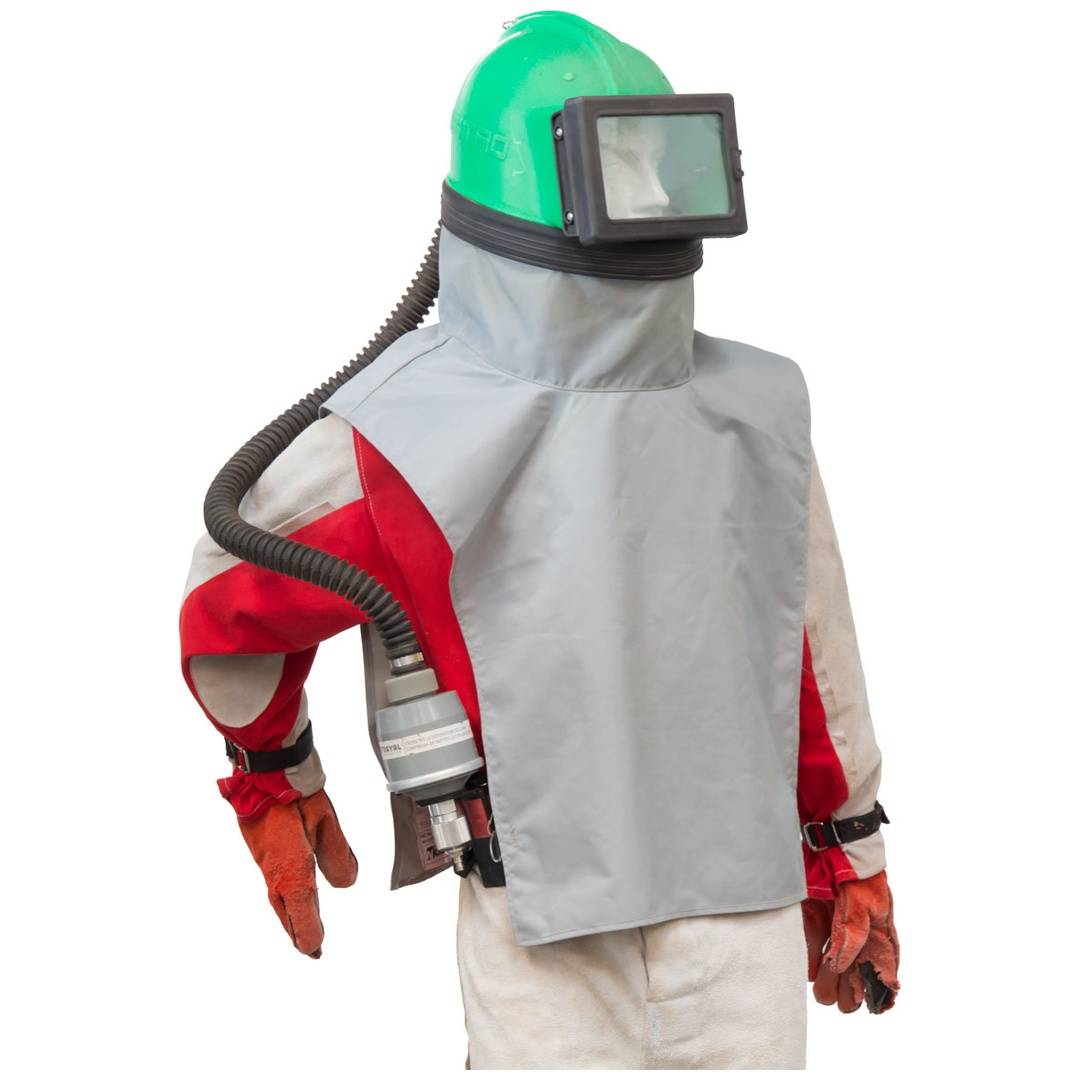 Schutzanzug aus Hazmat-Material mit grünem Helm und Gesichtsschutz, trägt einen Beatmungsschlauch und Handschuhe, isoliert auf weißem Hintergrund.