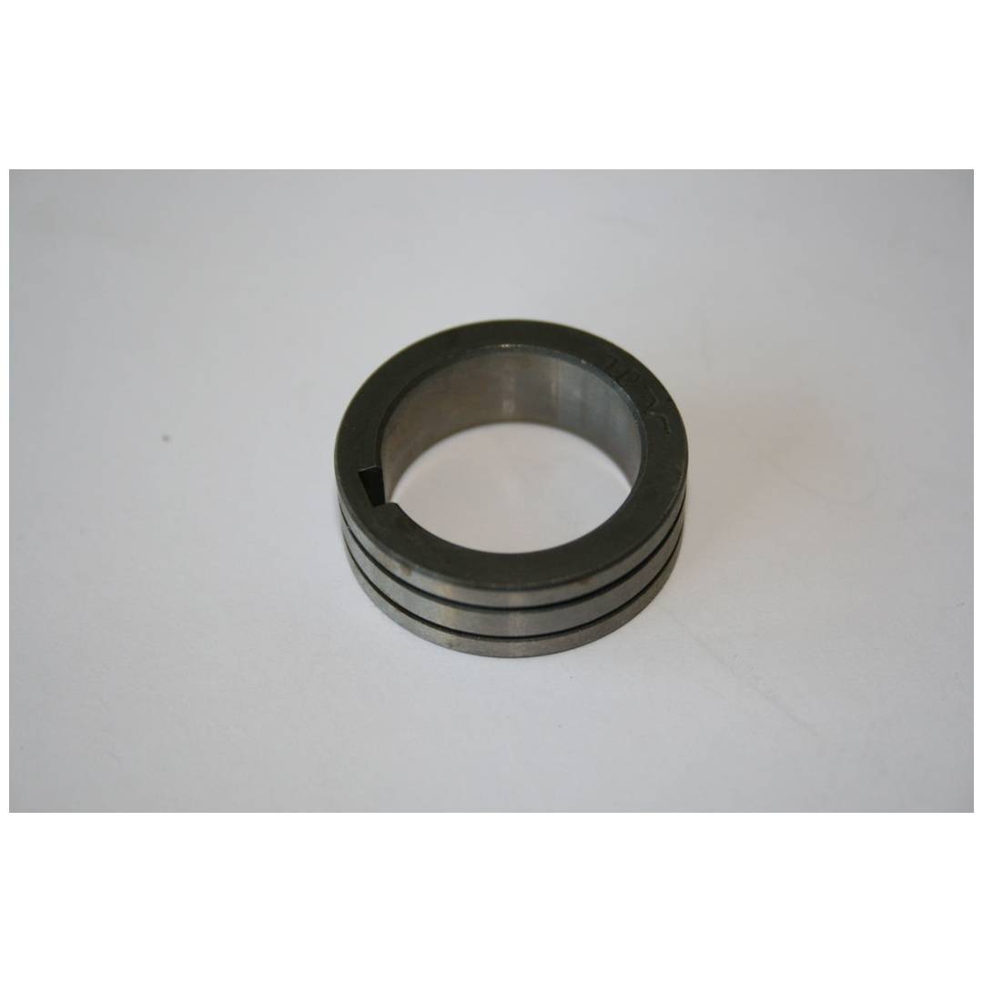 Metallischer kreisförmiger Ring oder Wälzlagerlauf mit drei Nuten, dargestellt auf einem einfachen hellen Hintergrund.