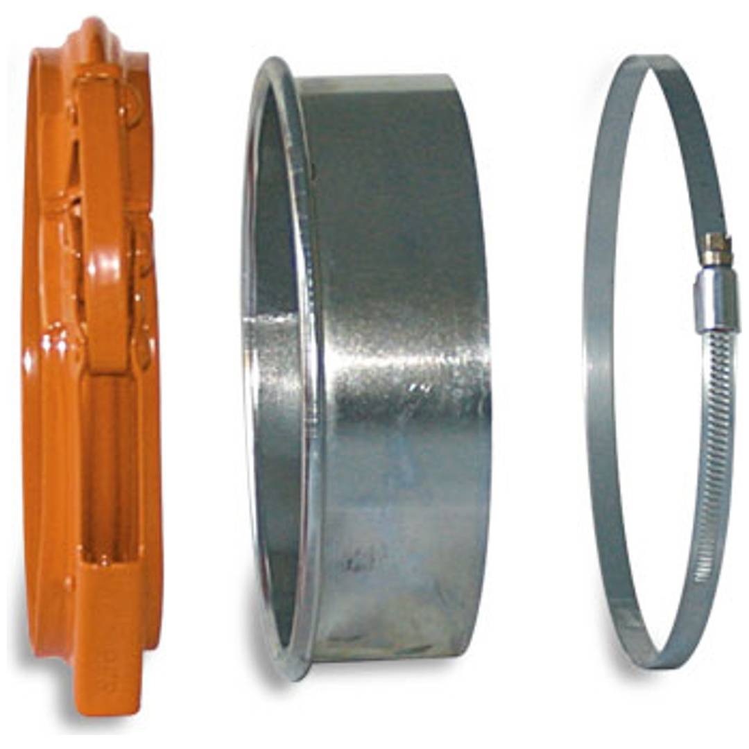 Drei Metallschlauchschellen: orange, breites silberfarbenes Band und schmale silberfarbene Schneckentriebschelle auf weißem Hintergrund.