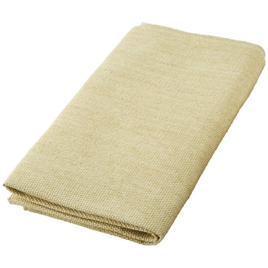 Gefalteter beiger strukturierter Stoff oder Matte auf weißem Hintergrund, dargestellt in einem produktstilisierten Bild.