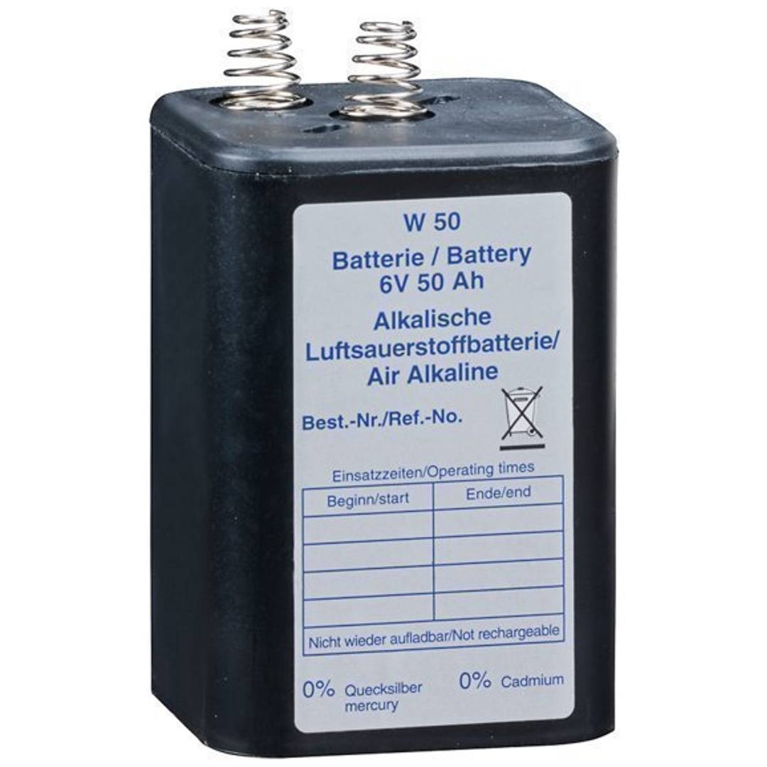 Eine schwarze rechteckige 6V 50Ah Batterie mit zwei Federklemmen und einem Etikett mit der Aufschrift „W 50