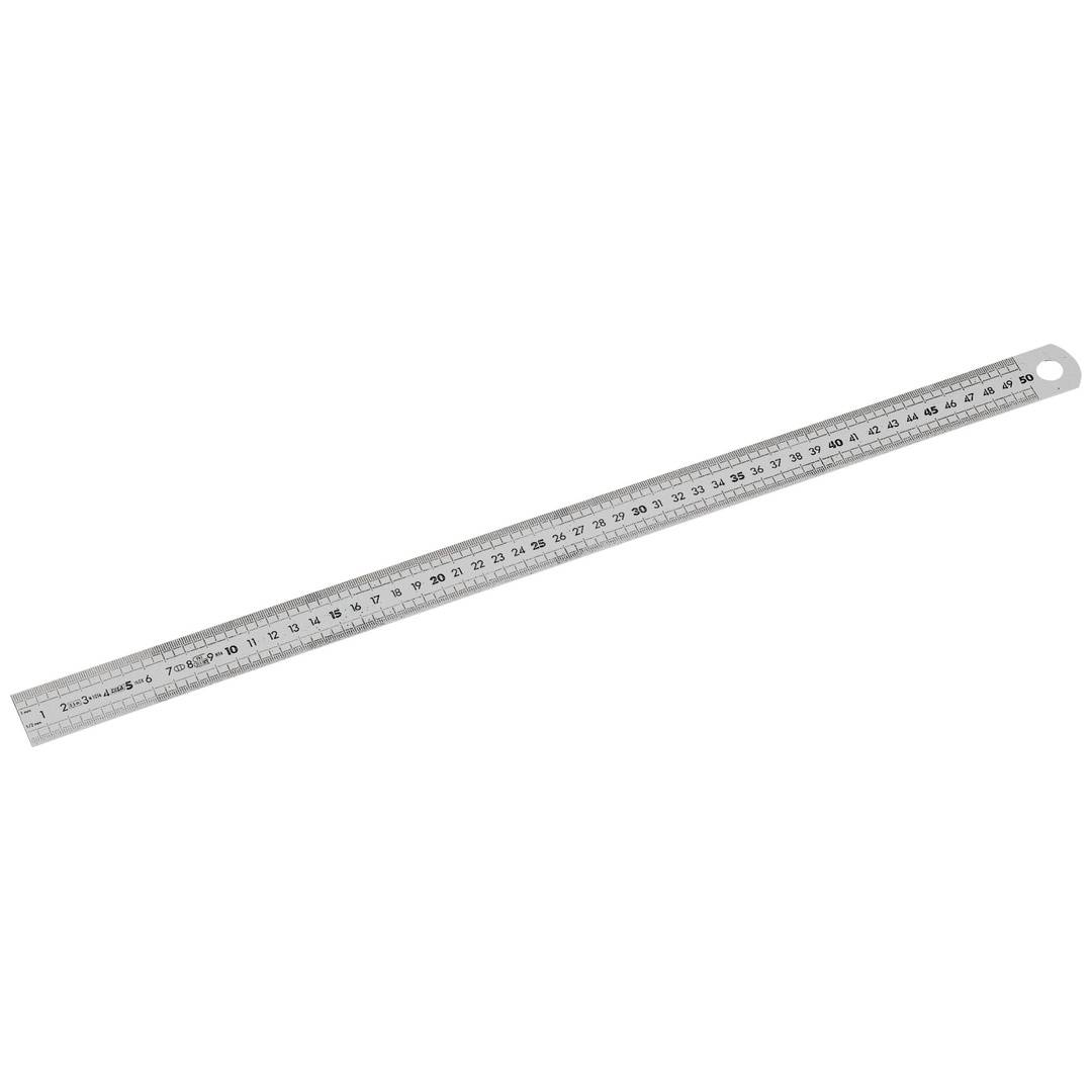 Ein langes Metalllineal mit Zentimetermarkierungen und einem Aufhängeloch, diagonal auf weißem Hintergrund dargestellt.