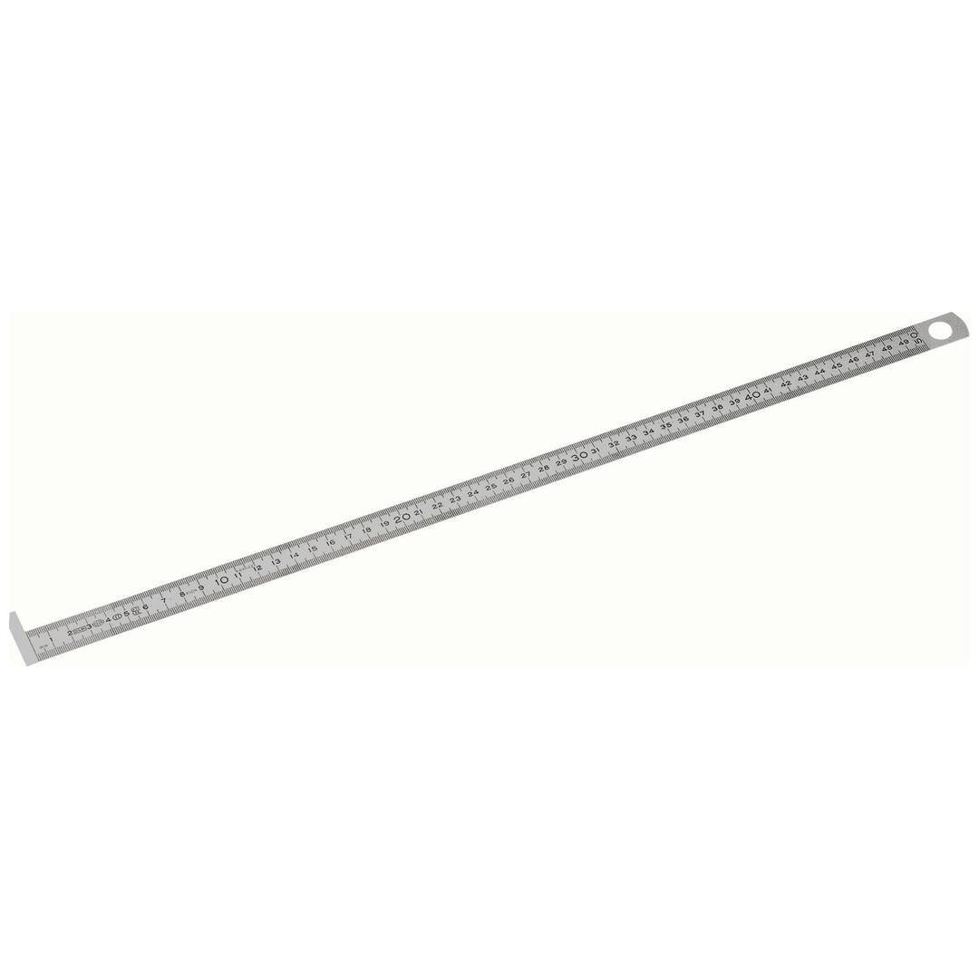 Langes Metalllineal mit Messskalen und einem Aufhängeloch an einem Ende, gezeigt vor einem einfachen Hintergrund.