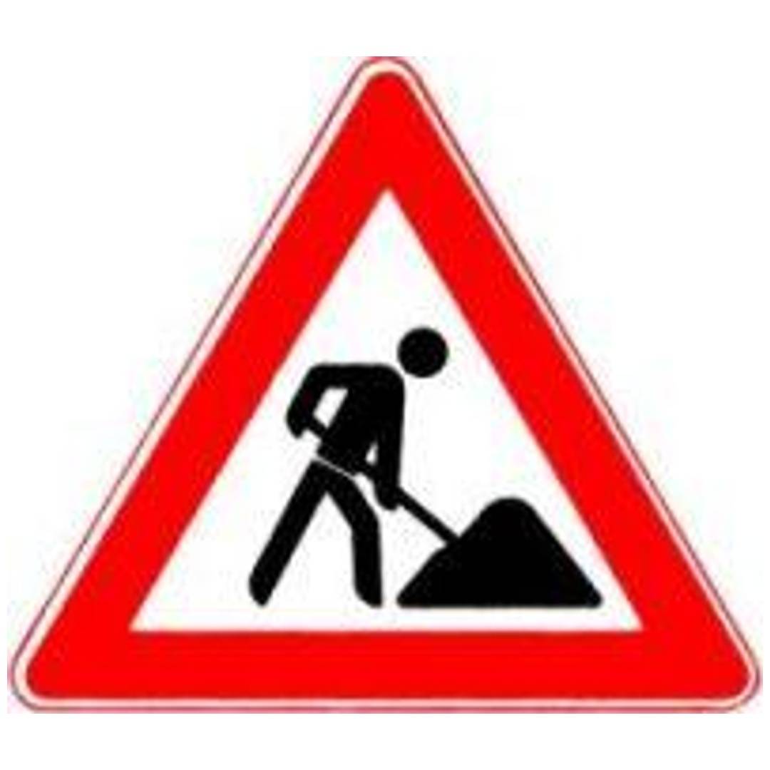 Dreieckiges rotes Warnschild mit einer grabenden Person, das auf Straßenarbeiten oder Bauarbeiten voraus hinweist.