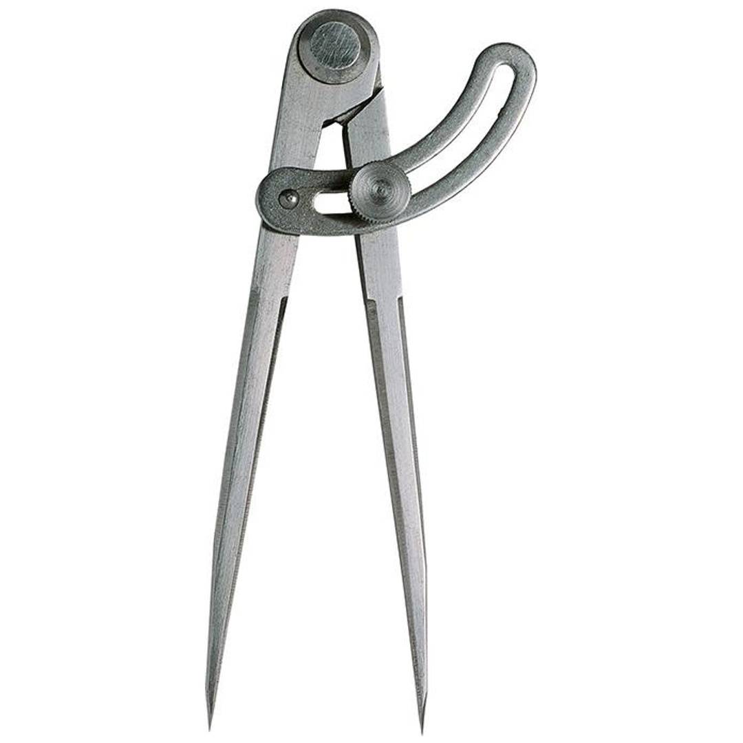 Metallischer Zirkel mit zwei spitzer Beinen und einem gebogenen Verstellarm auf weißem Hintergrund.