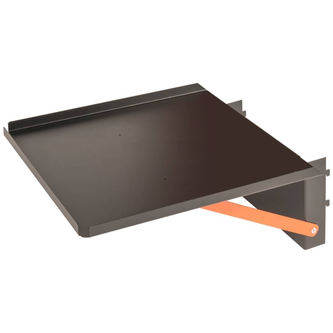 Schwarzes an der Wand montiertes Regal mit einer flachen rechteckigen Oberseite und orangefarbenem Stützarm auf weißem Hintergrund.