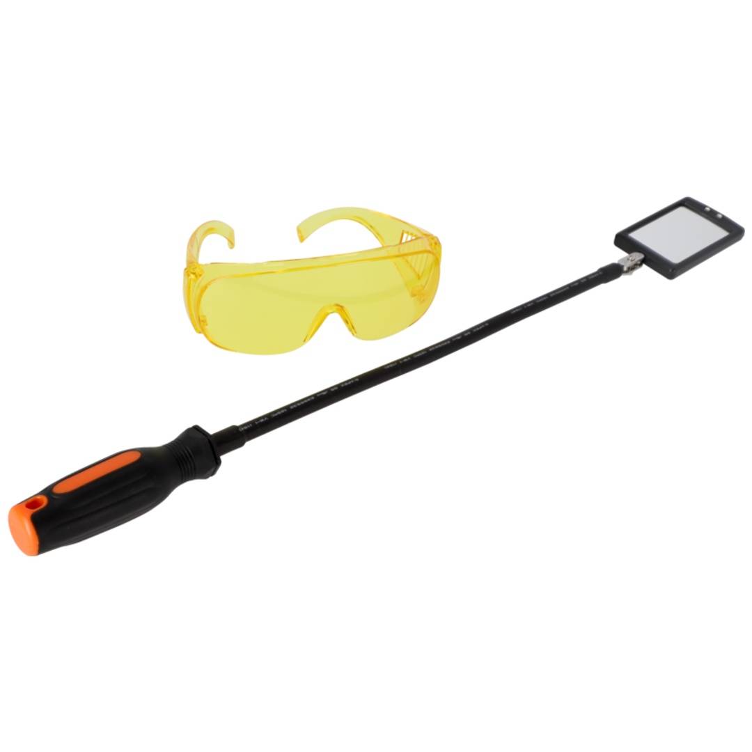 Teleskop-Inspektionsspiegel mit schwarz-orangefarbenem Griff und gelben Schutzbrille auf weißem Hintergrund.