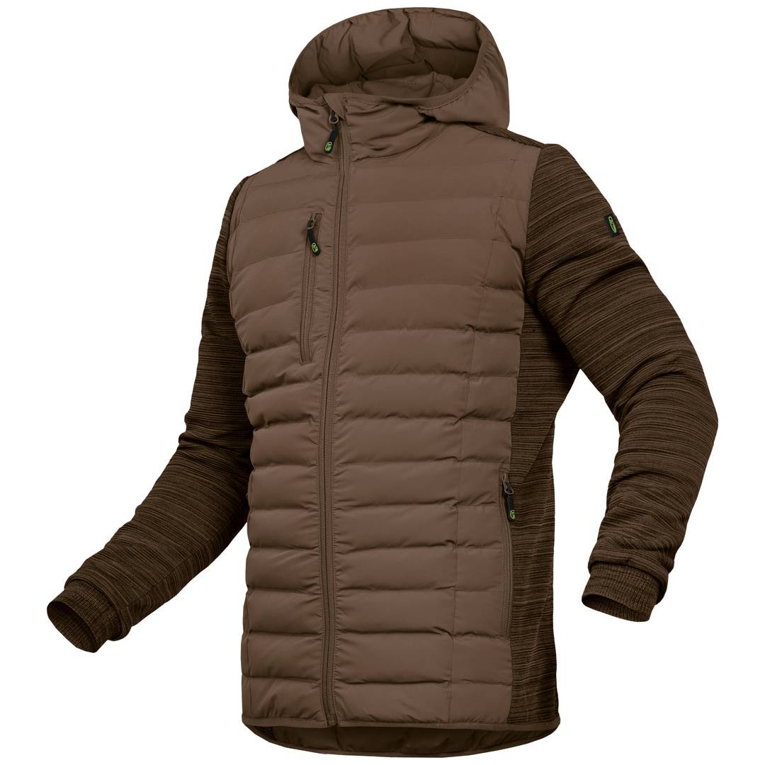 Braune wattierte Jacke mit Kapuze und isolierender Füllung, Steppkaro auf der Vorderseite und gerippte lange Ärmel, auf weißem Hintergrund abgebildet.