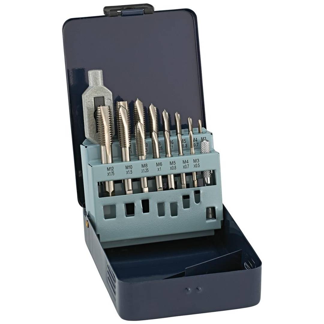 Gewindebohrer- und Bohrersatz in einem blauen Aufbewahrungskoffer mit mehreren beschrifteten Metallbohrbuchsen und einem Gewindebohrerträger