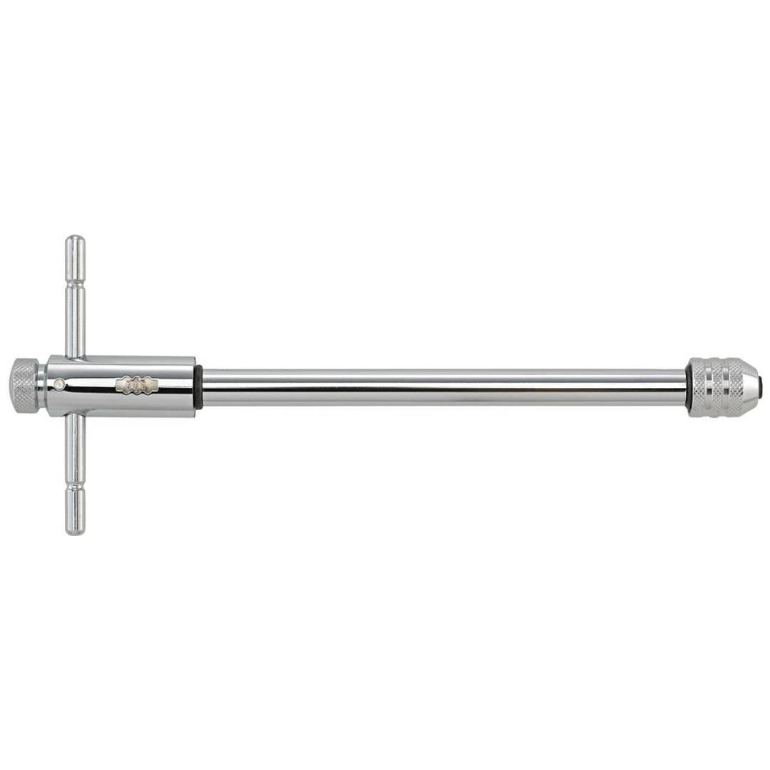 Metallisches Handwerkzeug mit einem langen zylindrischen Schaft und einem T-förmigen Griff, isoliert auf weißem Hintergrund dargestellt.