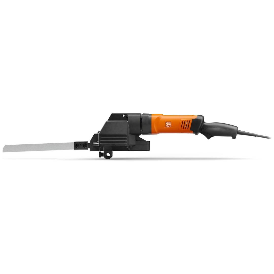 Seitenansicht einer tragbaren elektrischen Reciprocating-Säge mit orange-schwarzem Gehäuse und langer silberner Klinge auf weißem Hintergrund.