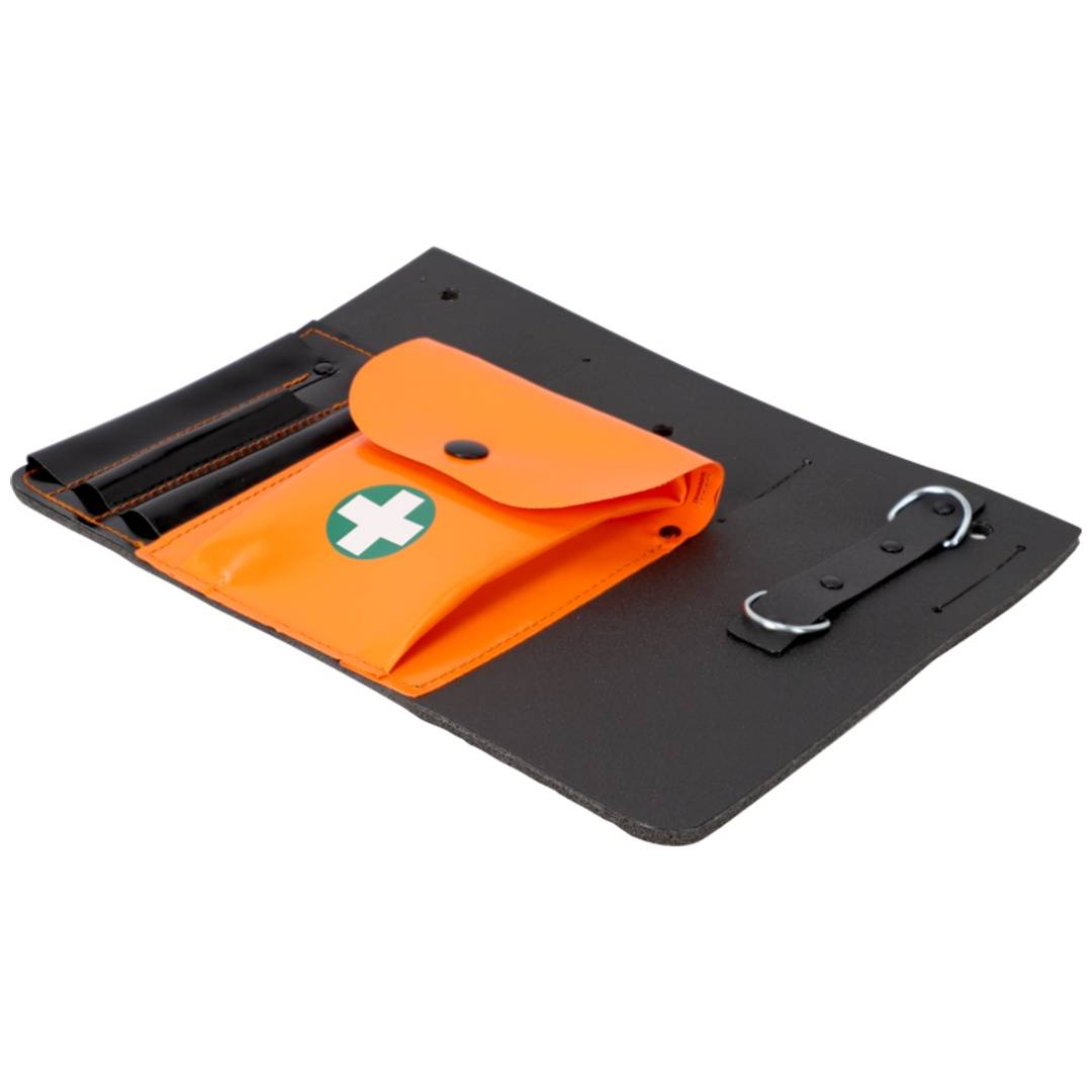 Offener schwarzer Lederorganizer mit einem orangefarbenen Erste-Hilfe-Beutel mit weißem Kreuz und einem angebrachten Metallclip.