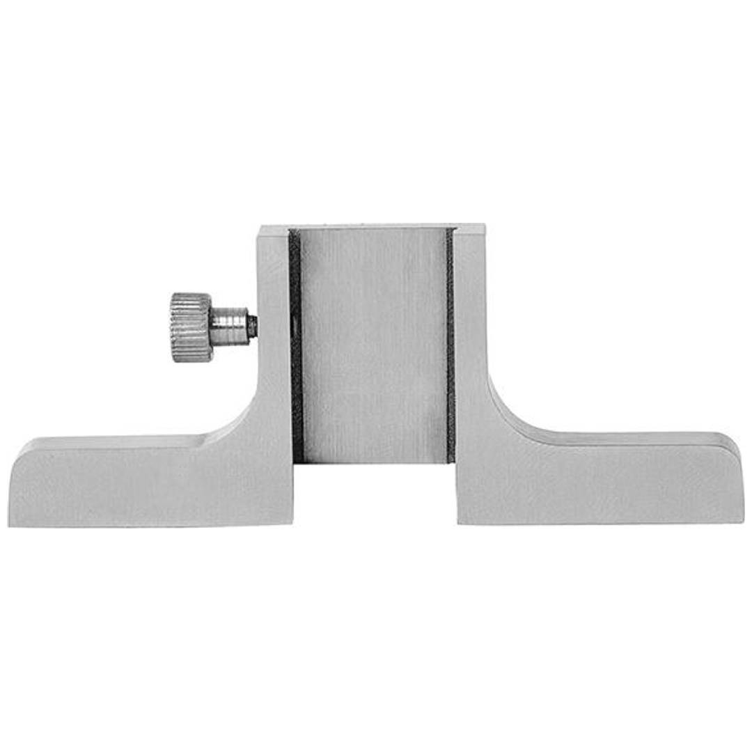 Metallisches Präzisionslehrenblock mit zwei breiten flachen Füßen und einer seitlichen gerillten Verstellschraube, dargestellt auf weißem Hintergrund.