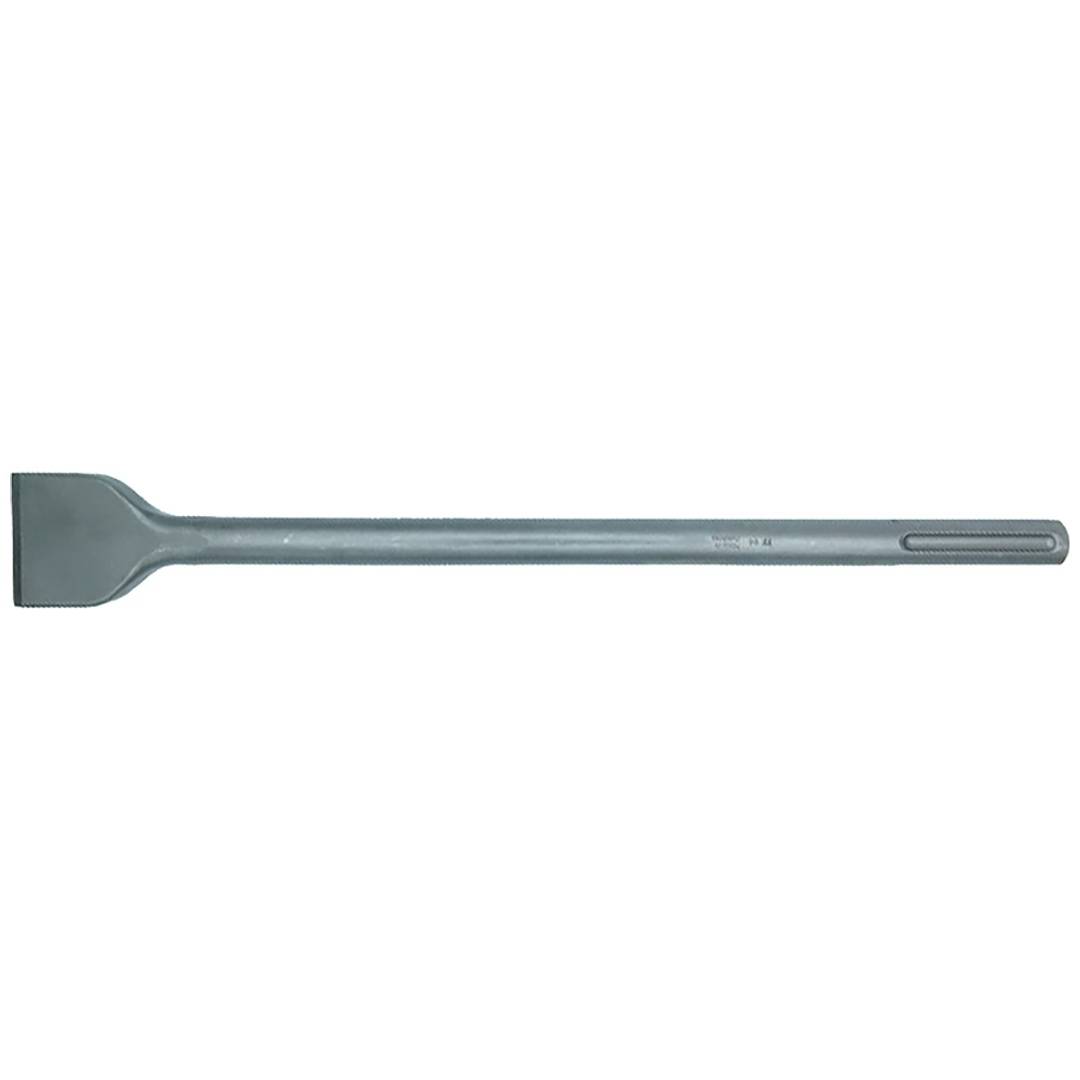 Ein langer Metallmeißel oder Brecheisen mit einer flachen Klinge an einem Ende und einem schmalen Griff, dargestellt auf weißem Hintergrund.