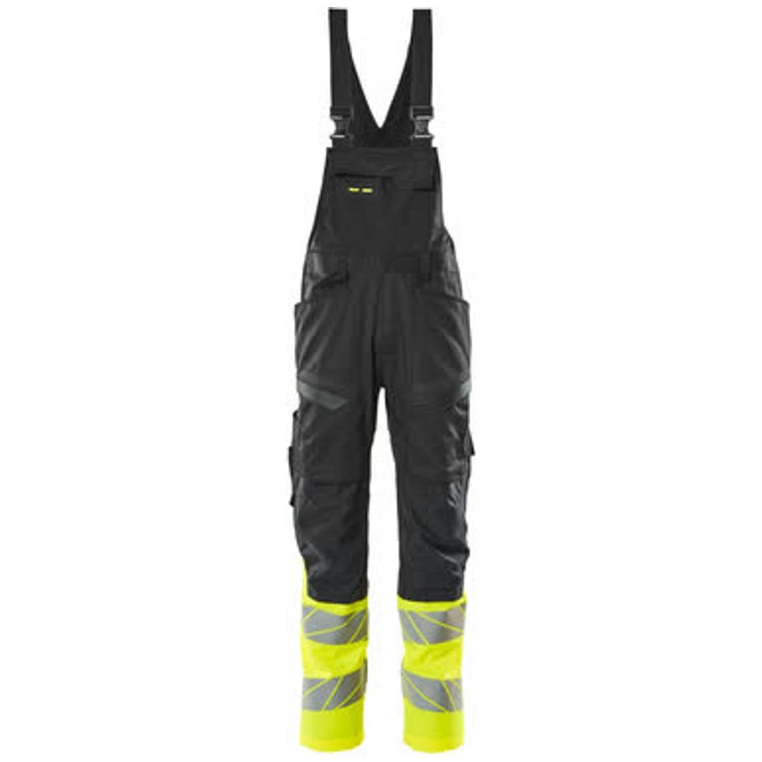 Schwarze hochsichtbare Arbeits-Latzhose mit reflektierenden gelben Bändern an den Unterschenkeln, gezeigt auf weißem Hintergrund.