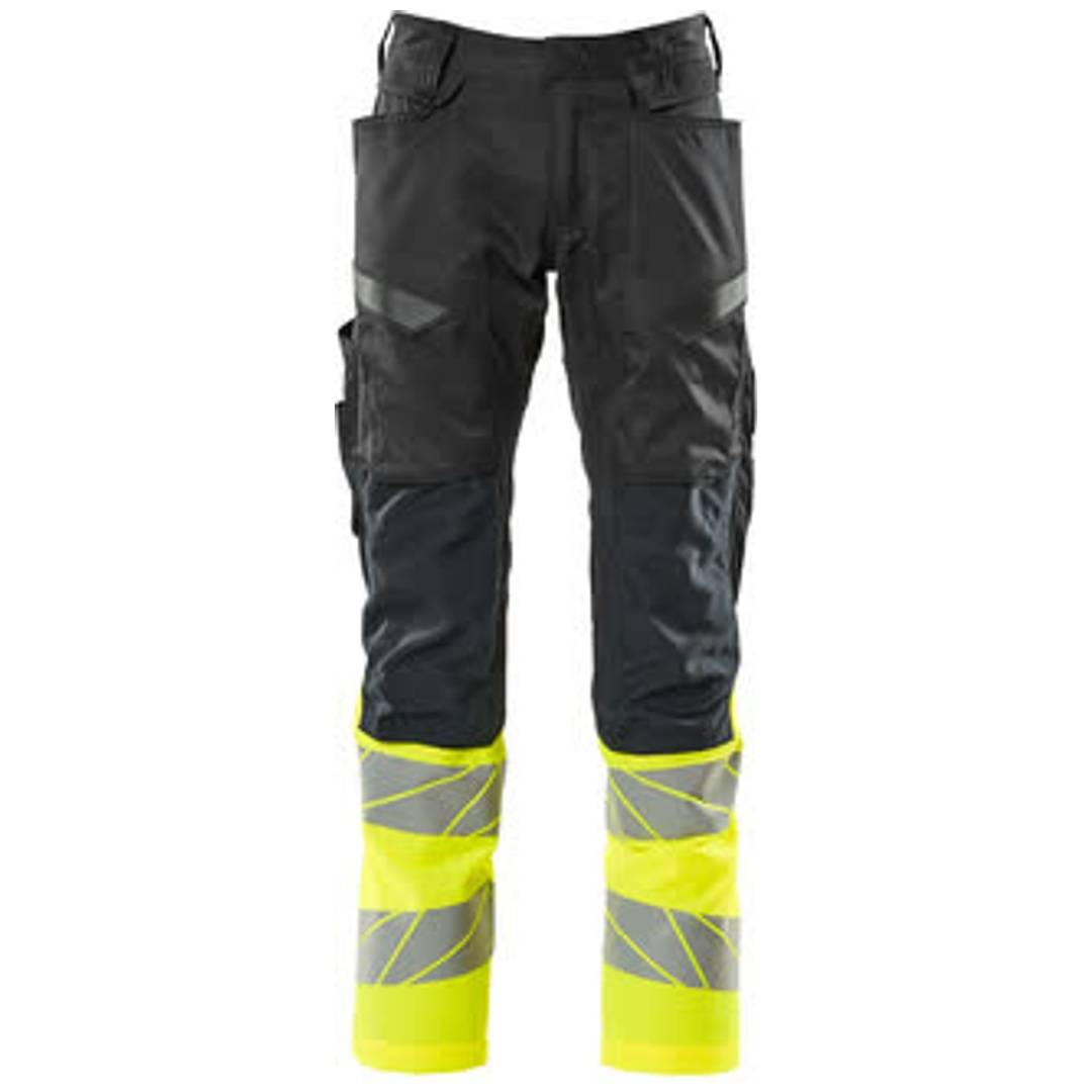 Schwarze Arbeitshosen mit leuchtend gelben reflektierenden Manschetten und grauem Sicherheitsstreifen an den Unterbeinen, gezeigt vor weißem Hintergrund.