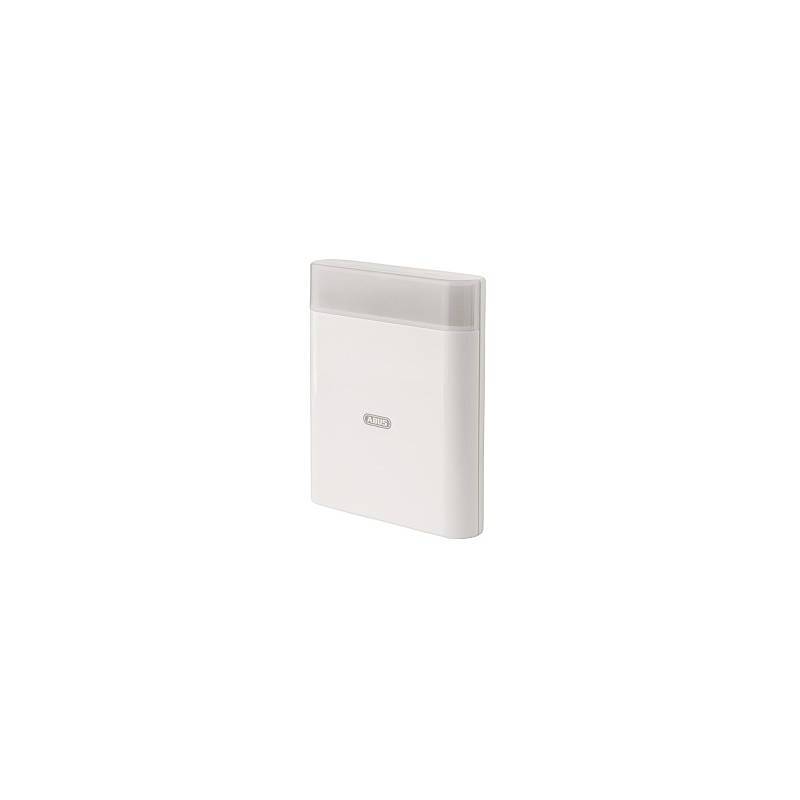 Weißes an der Wand montiertes elektronisches Gerät mit einem transluzenten oberen Bedienfeld und kleinem Logo auf der Vorderseite, gezeigt vor einfachem Hintergrund.