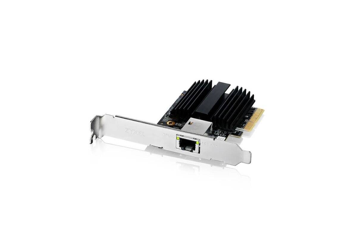 Eine Computernetzwerkschnittstellenkarte mit einem einzelnen Ethernet-Anschluss und schwarzem Kühlkörper, dargestellt vor weißem Hintergrund.
