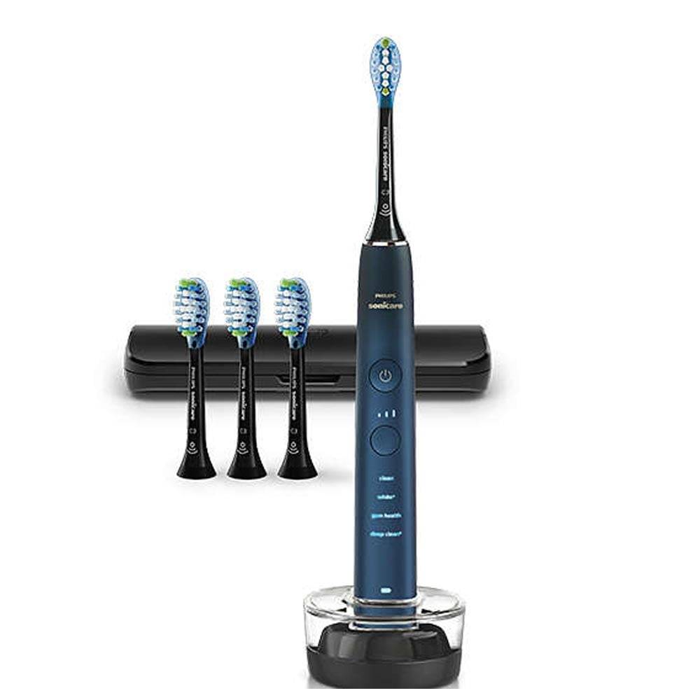 Philips Sonicare elektrische Zahnbürste mit drei Ersatzbürsten, Ladestation und Reiseetui auf weißem Hintergrund.