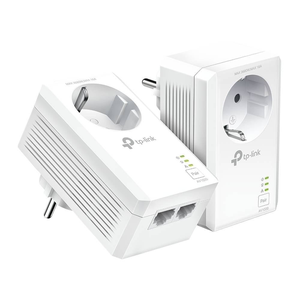 Zwei weiße TP-Link-Powerline-Adapter mit integrierten Durchgang-Steckdosen und Ethernet-Anschlüssen, gezeigt mit Verpackung.