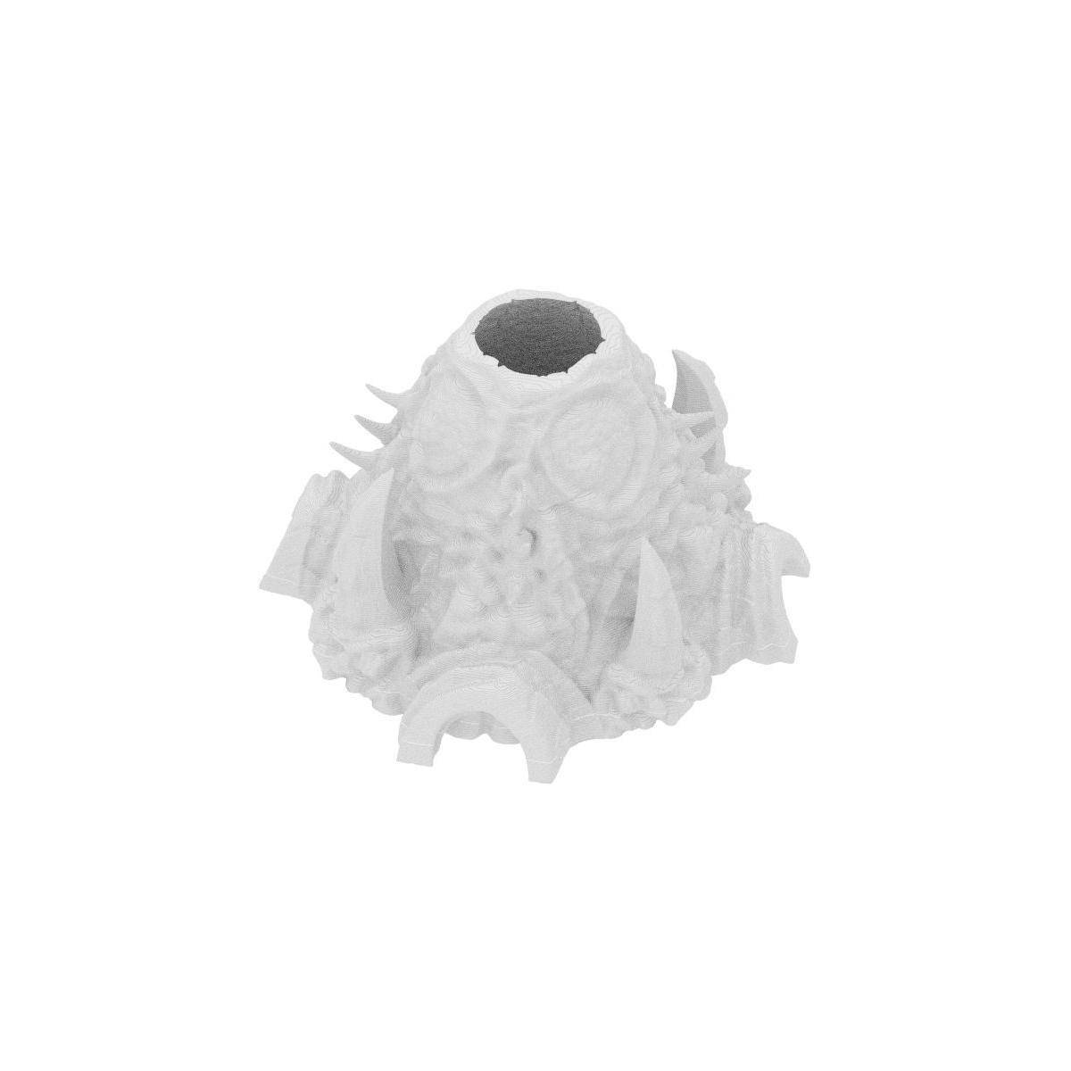 Weiße strukturierte muschelförmige Korallenskulptur mit einer hohlen Öffnung oben, zentriert auf einem schlichten Hintergrund.