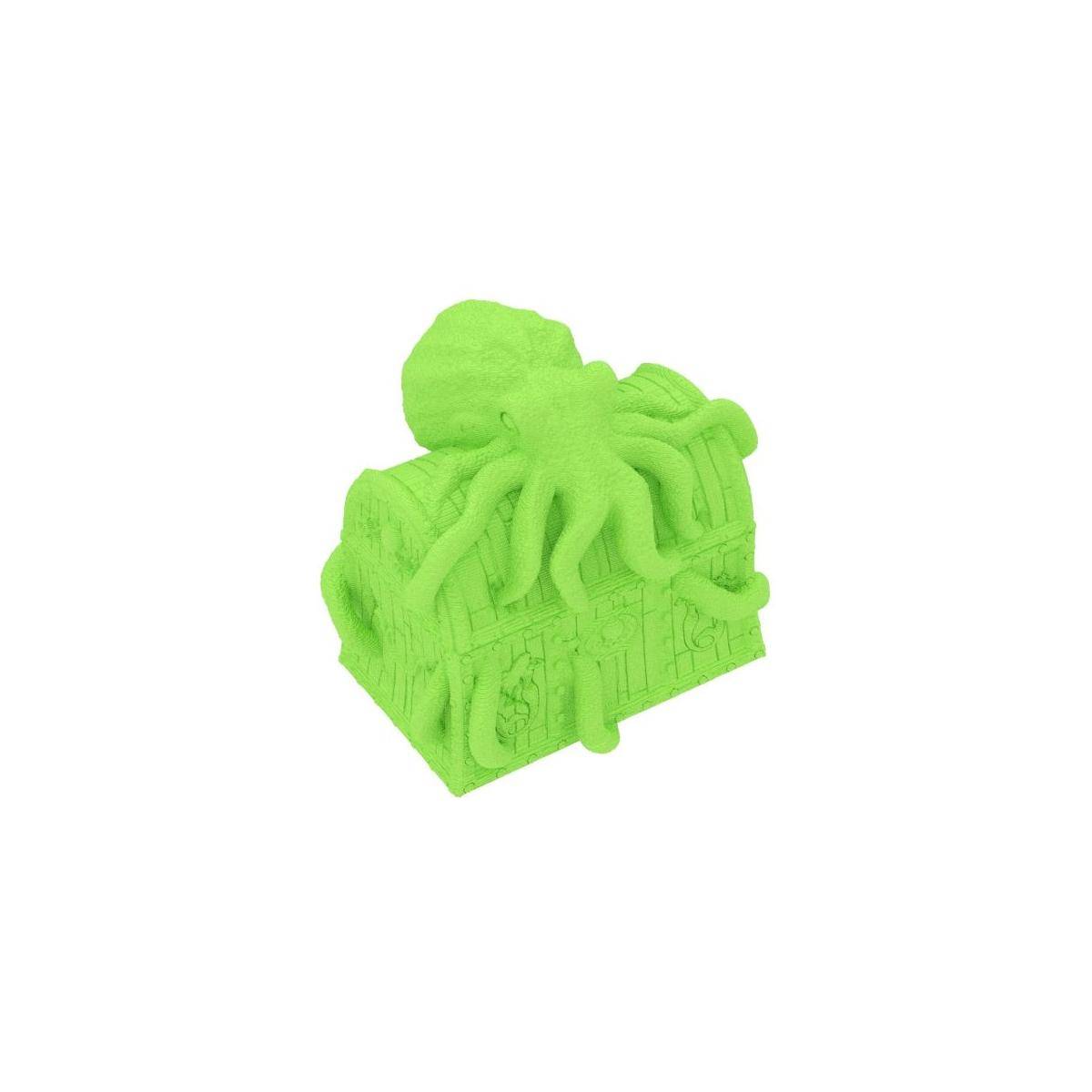Leuchtend grüne Oktopus-Figur, die auf einer kleinen Schatztruhe sitzt, vor weißem Hintergrund isoliert dargestellt.