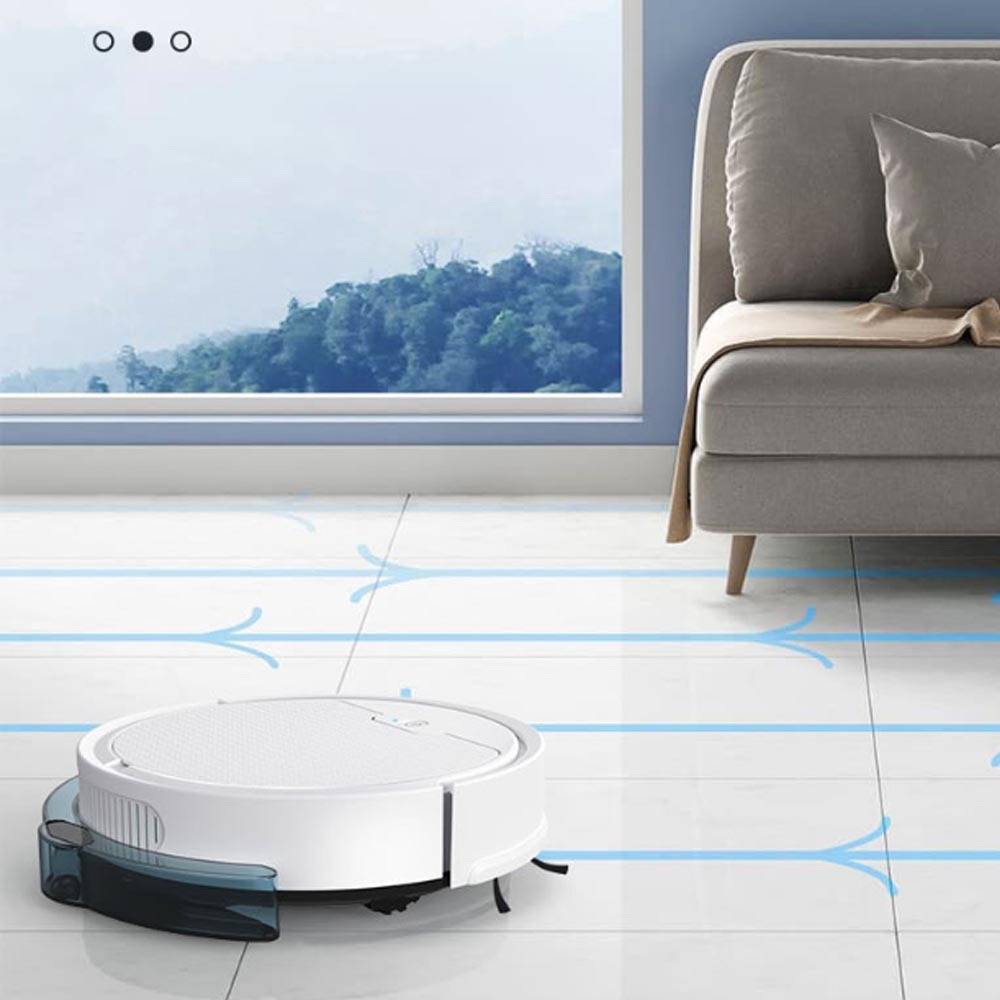 Roboterreiniger säubert einen Wohnzimmerboden neben einem Sofa und einem großen Fenster.