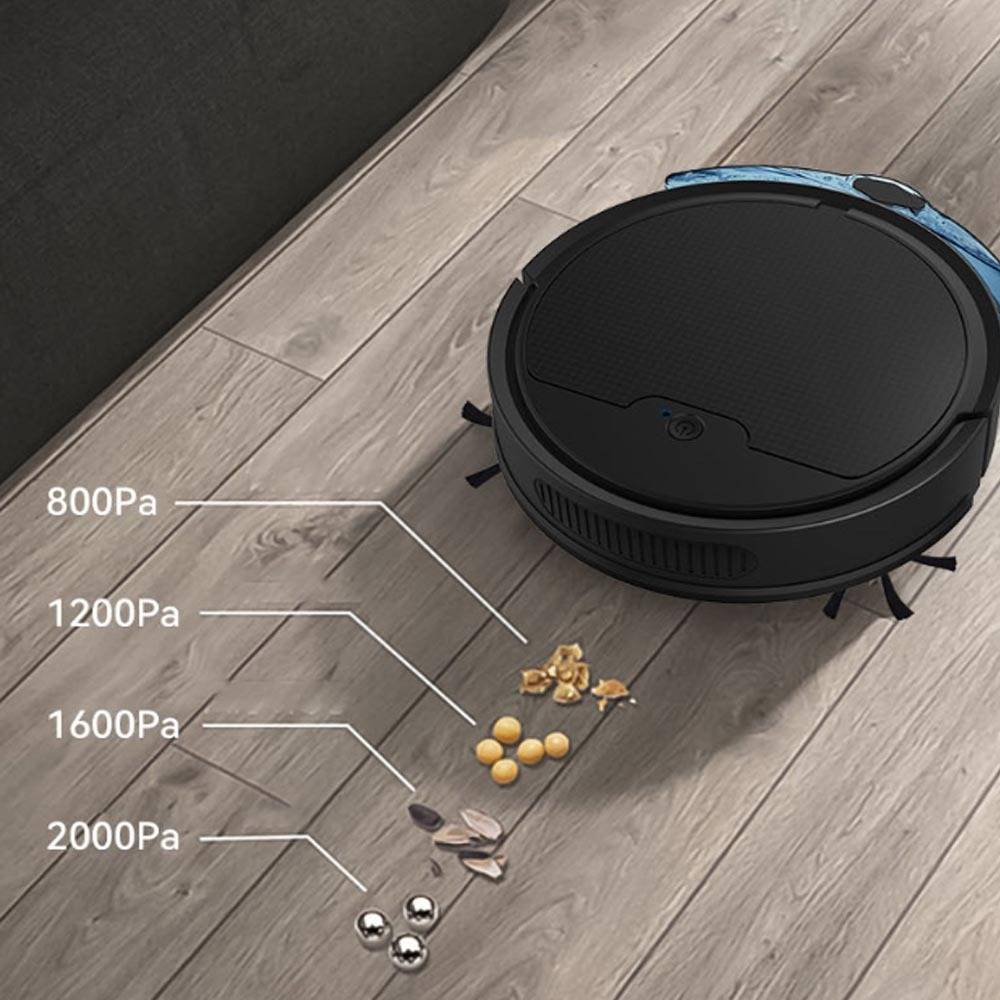 Roboterstaubsauger reinigt Verschmutzung auf einem Holzboden, mit Beschriftungen, die Saugleistungsstufen zeigen: 800Pa, 1200Pa, 1600Pa und 2000Pa.