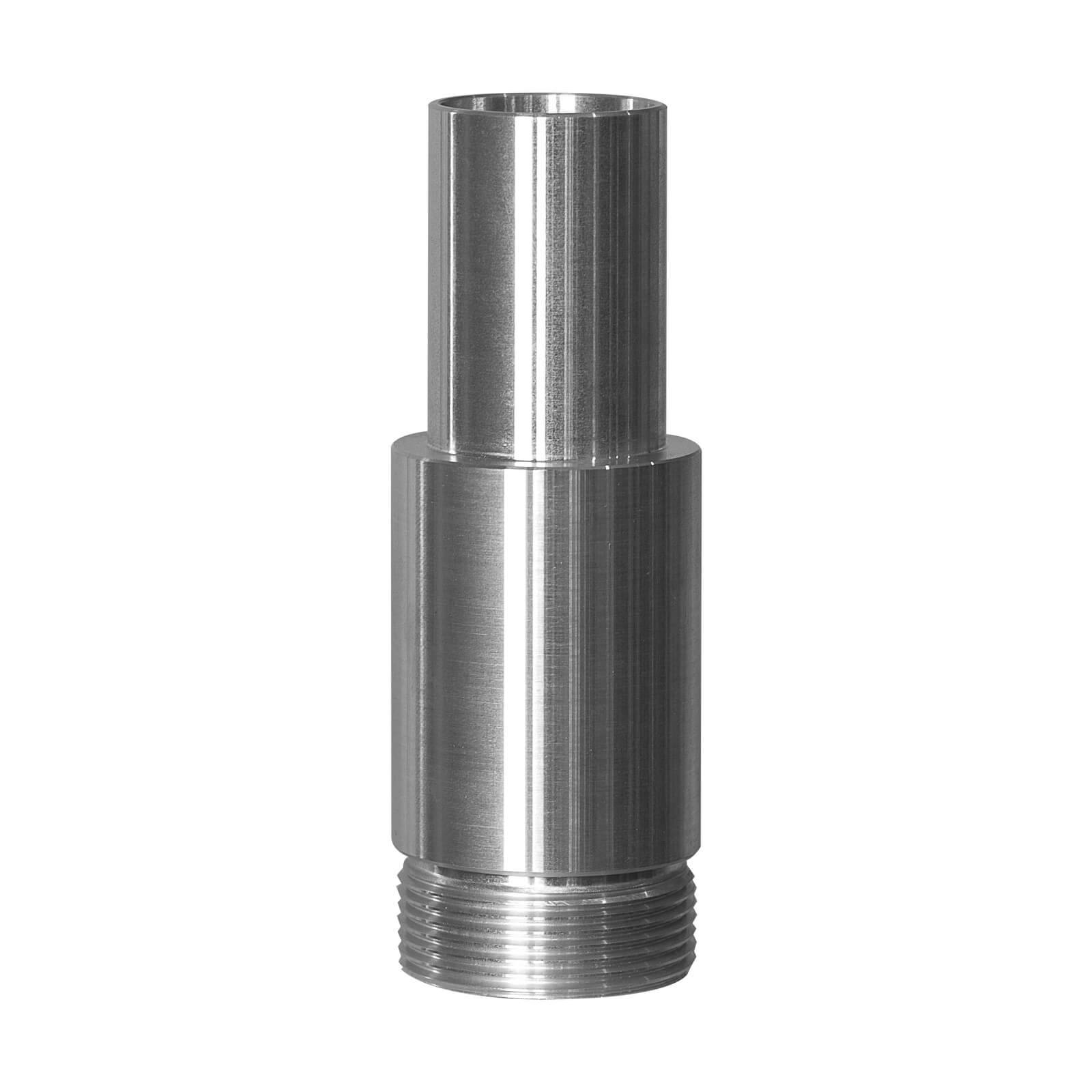Ein silbernes Metallzylinder-Gewinde-Rohranschluss oder Adapter isoliert auf weißem Hintergrund.