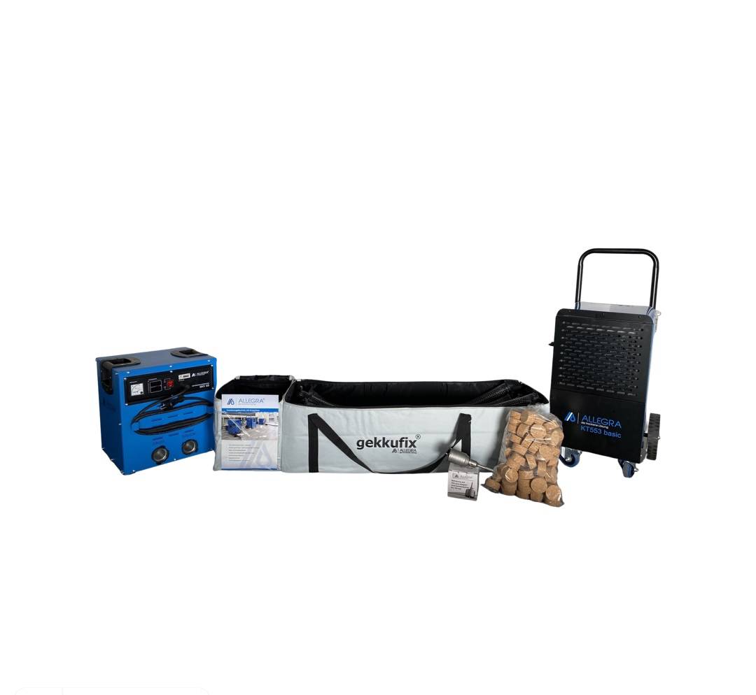 Tragbares Ausrüstungsset mit blauem Generator, zusammenklappbarem Nutzwagen, Aufbewahrungstasche, verpackten Vorräten und einem Beutel mit Korken auf weißem Hintergrund.