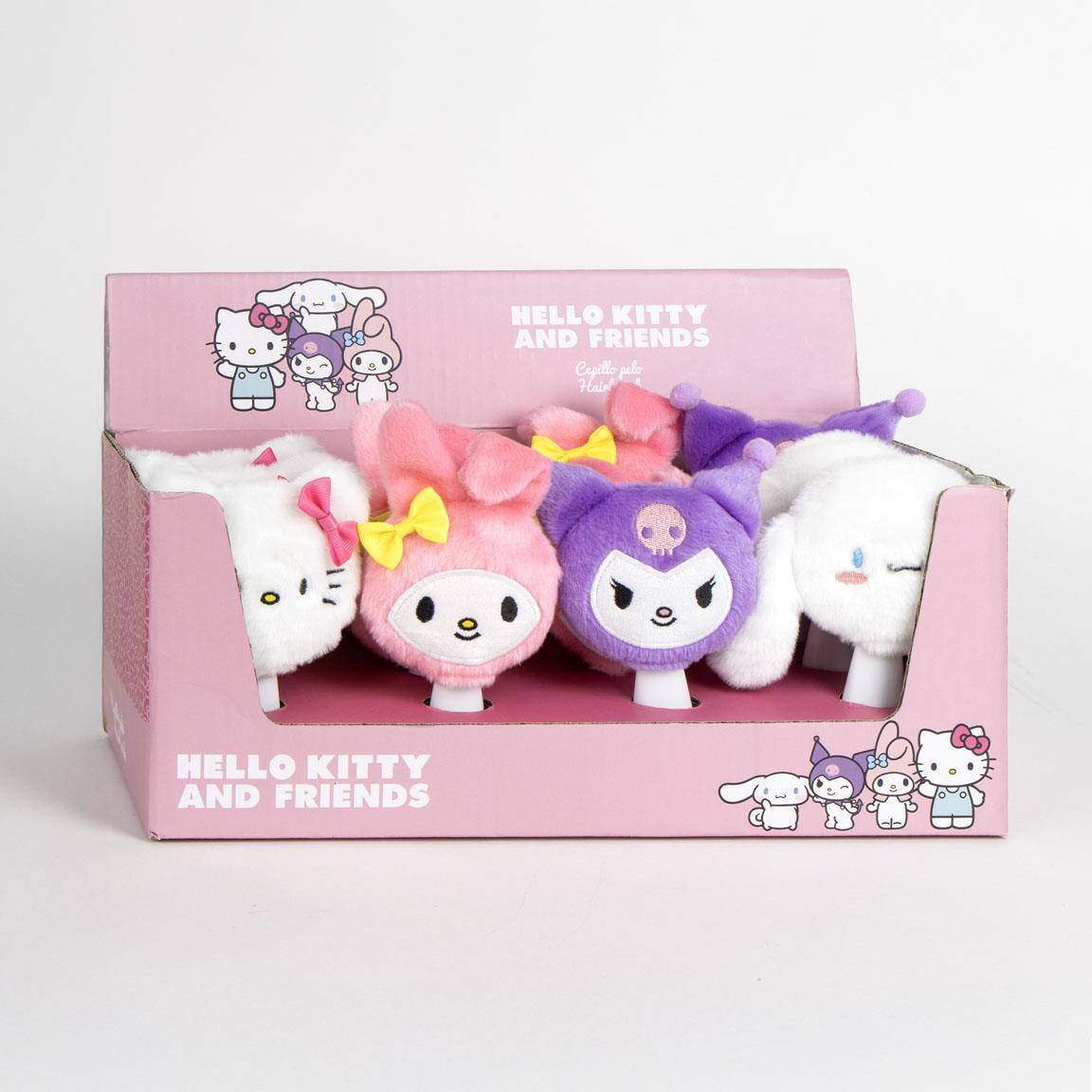 Rosa Hello Kitty und Friends Plüschtiere in einer Displaybox, einschließlich Hello Kitty, My Melody, Kuromi und Cinnamoroll, mit dem Text „HELLO KITTY AND FRIENDS