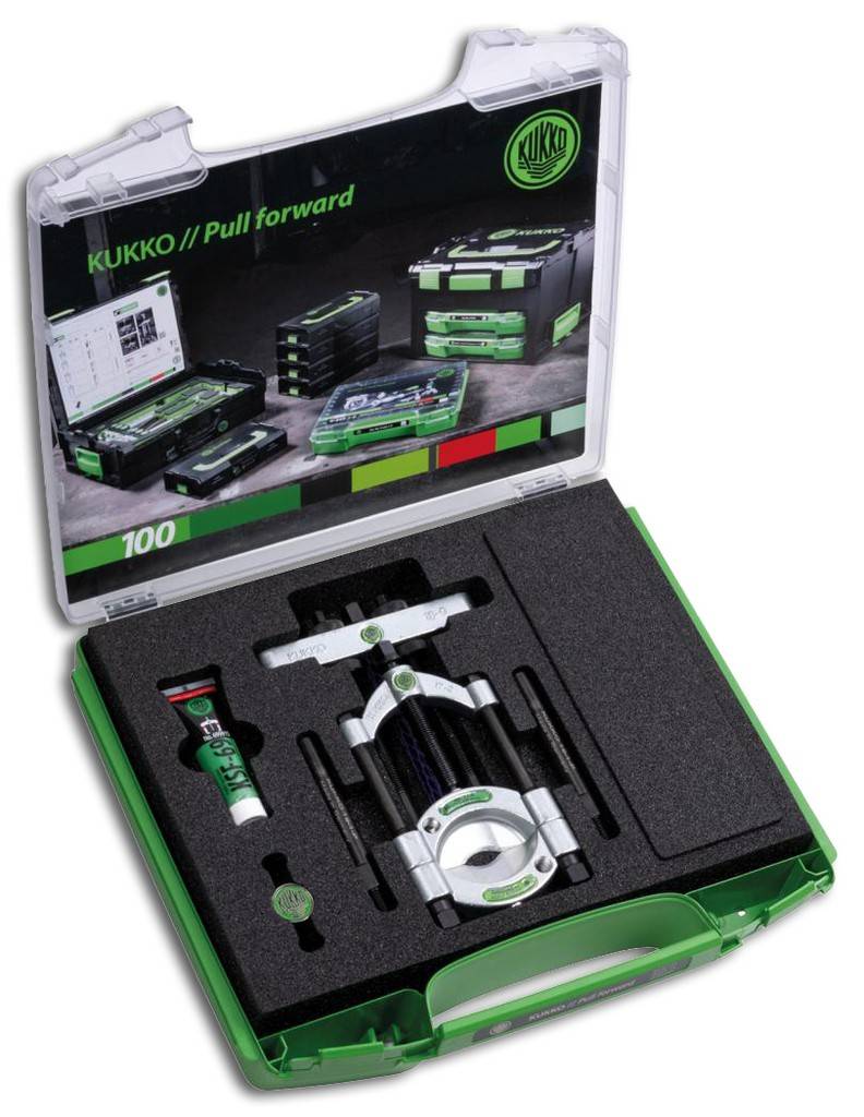 Offener grüner KUKKO-Abzieher-Satz mit Schaumstoffeinlagen, die einen Zahnradabzieher und Zubehör halten.